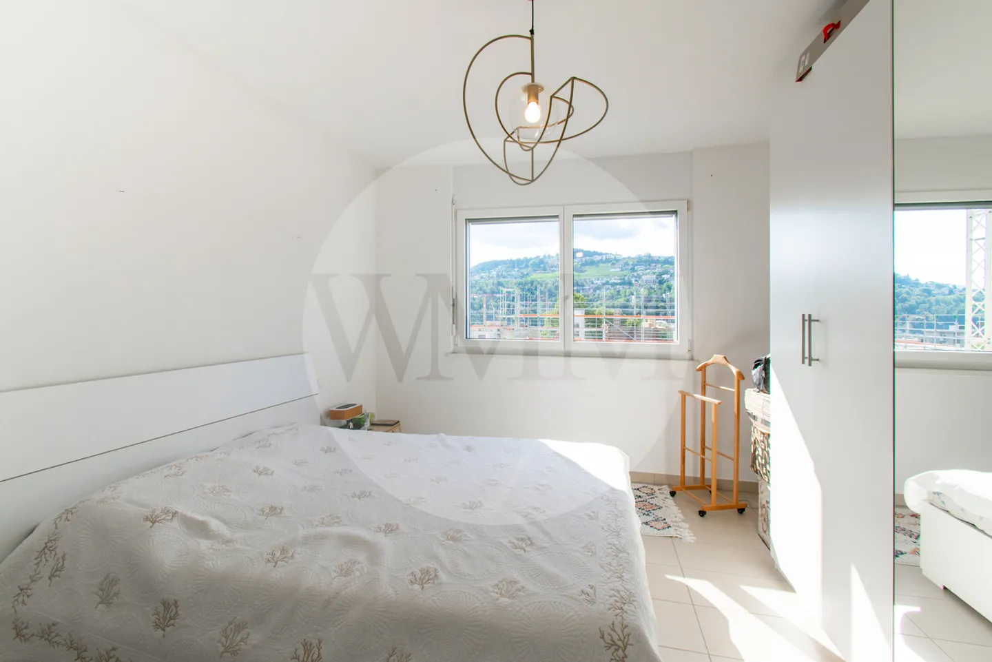 SPACIOUS AND BRIGHT 2.5 ROOMS - Photo 3 of 8