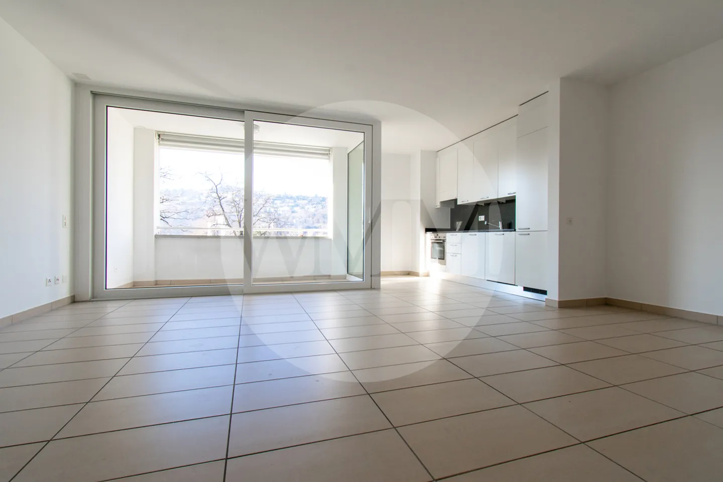 SPACIOUS AND BRIGHT 2.5 ROOMS - Photo 5 of 8