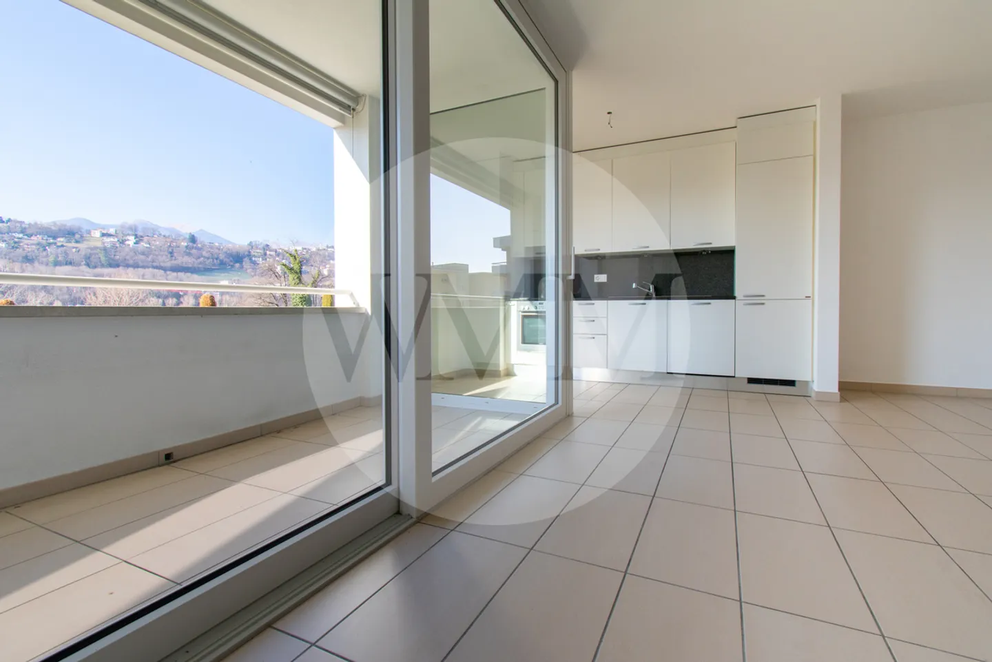 SPACIOUS AND BRIGHT 2.5 ROOMS - Photo 4 of 8