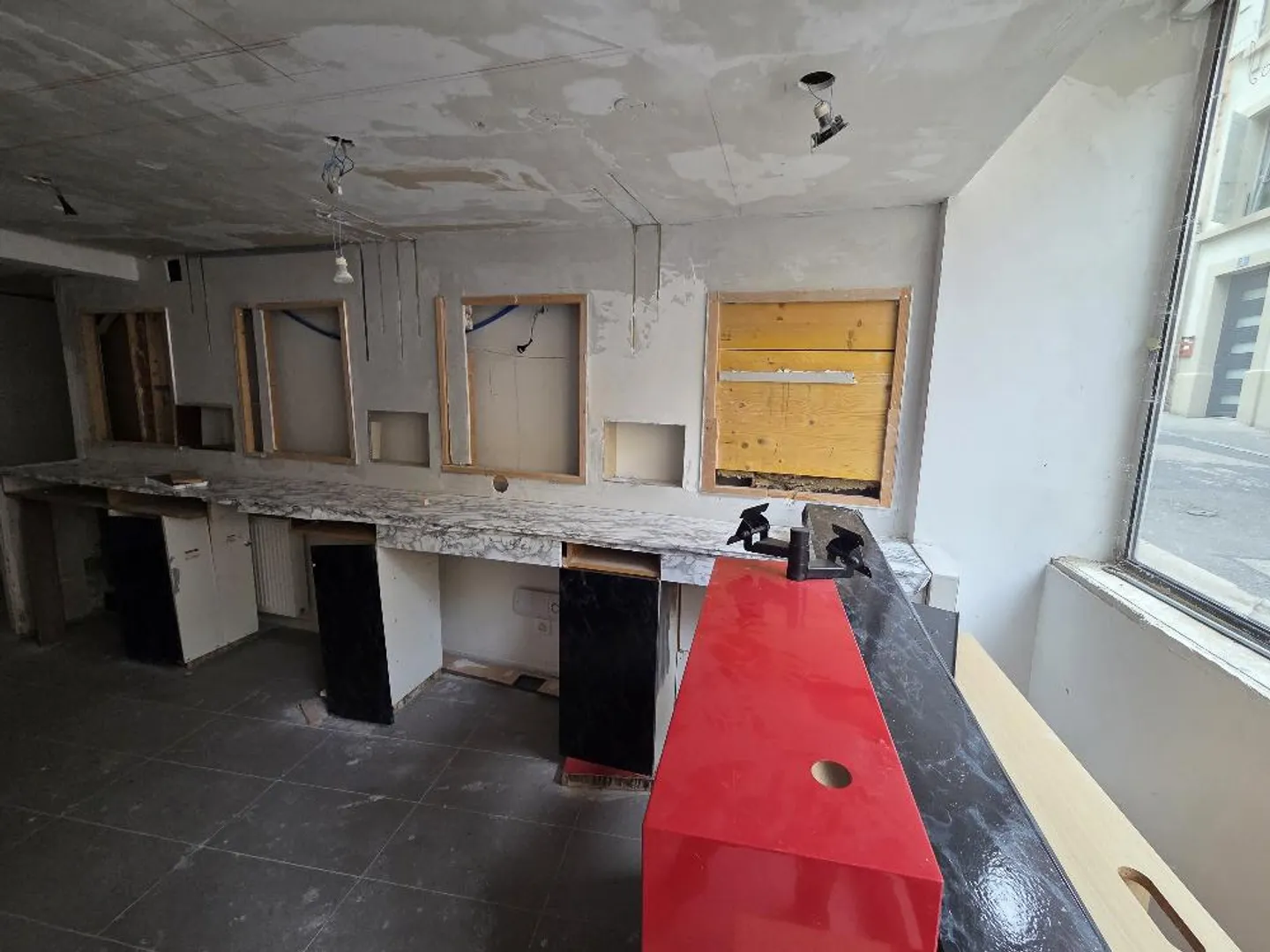 Mixed-use building for rent - Photo 2 of 14