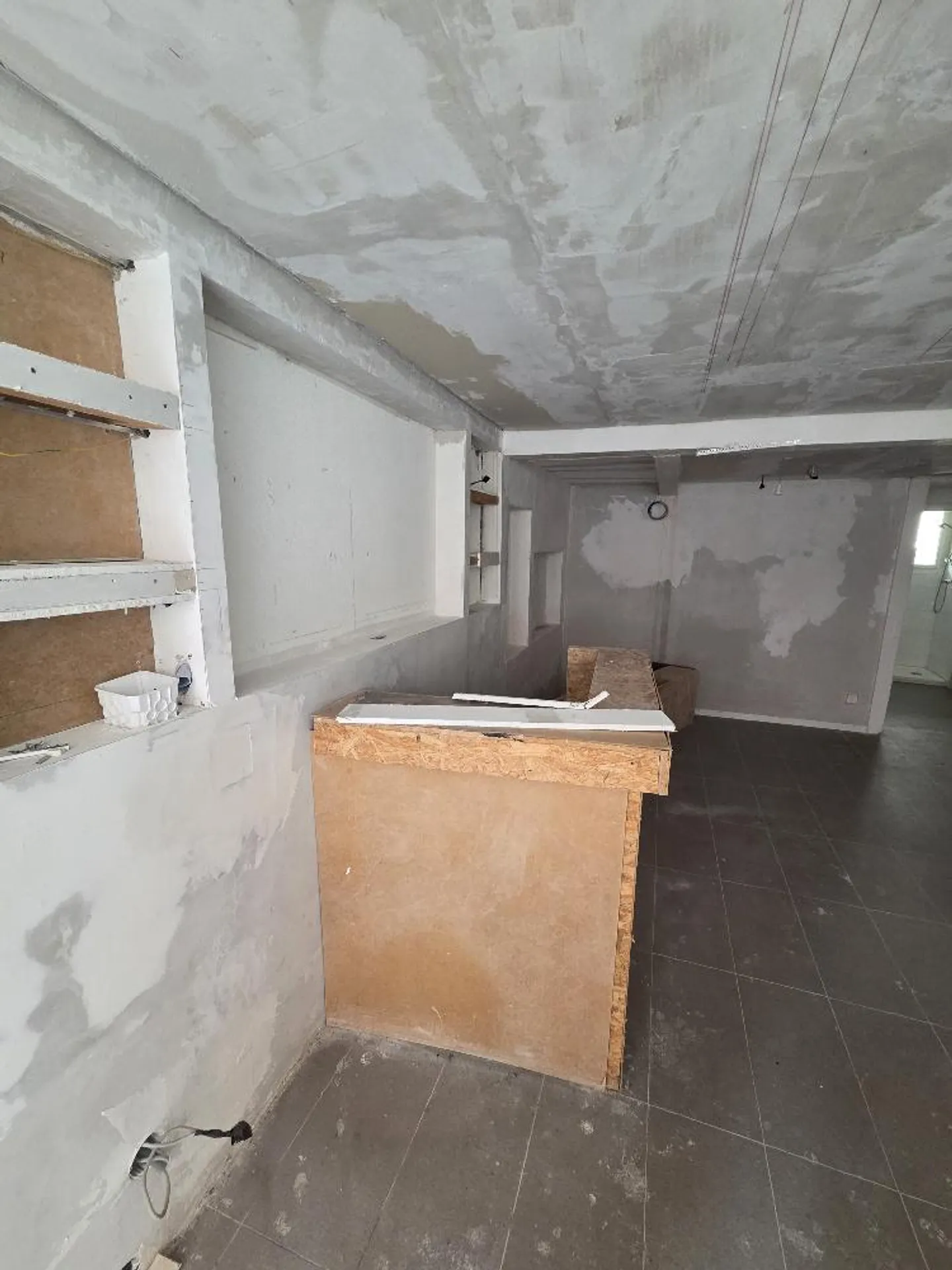 Mixed-use building for rent - Photo 4 of 14