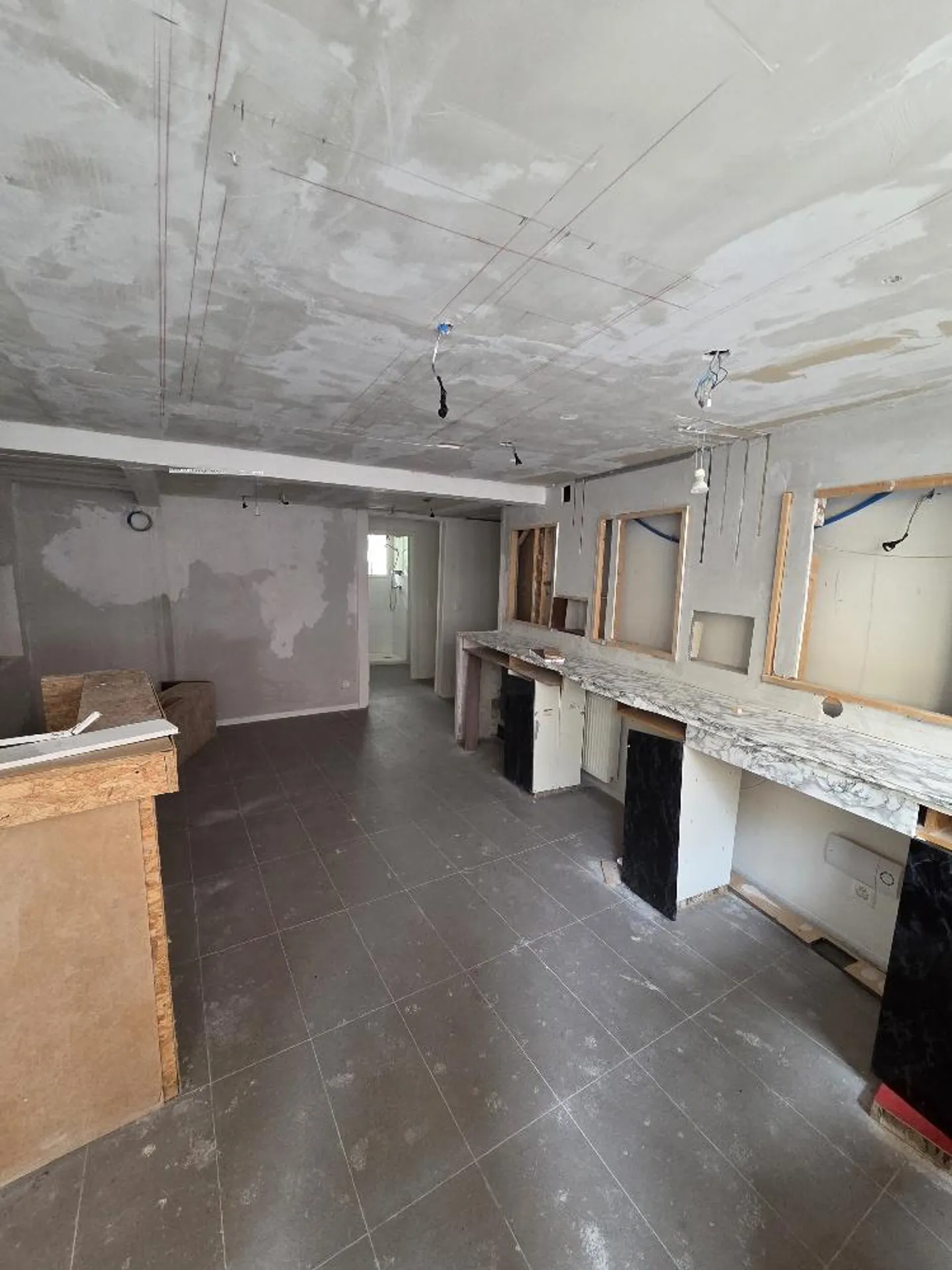 Mixed-use building for rent - Photo 5 of 14