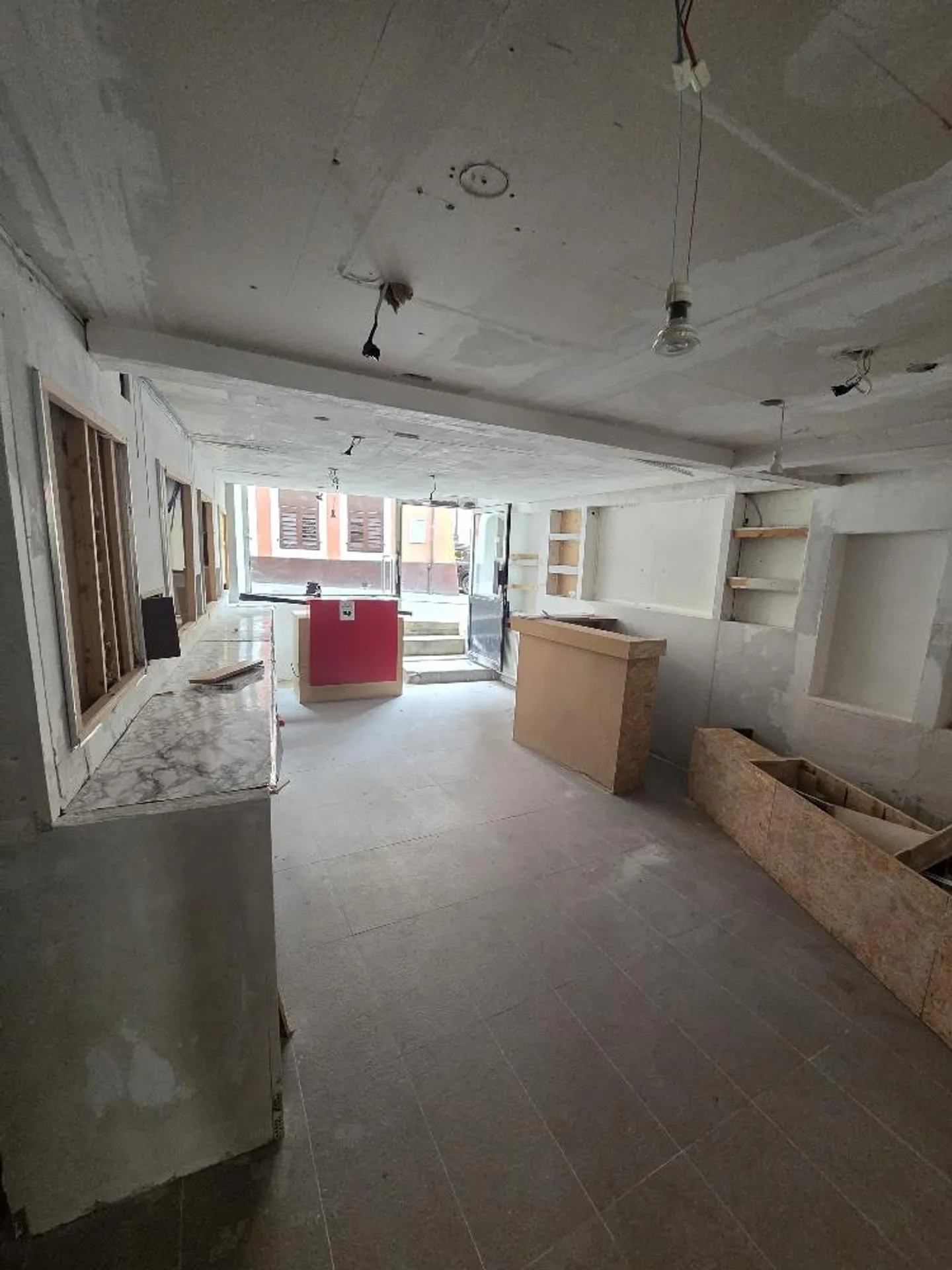 Mixed-use building for rent - Photo 6 of 14