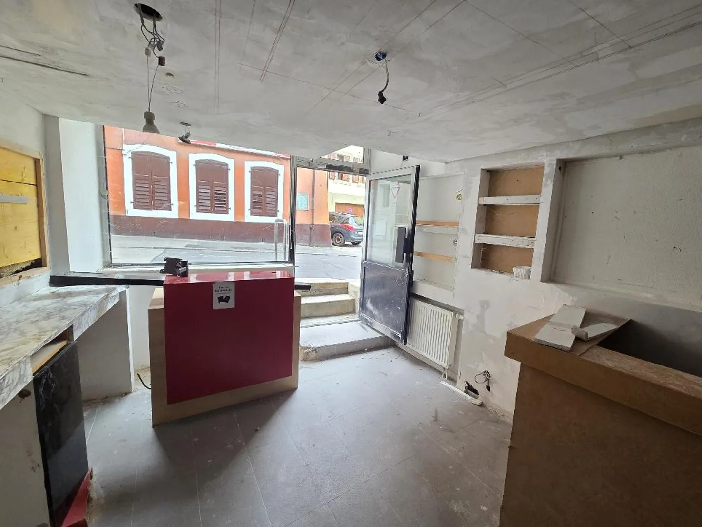 Mixed-use building for rent - Photo 8 of 14