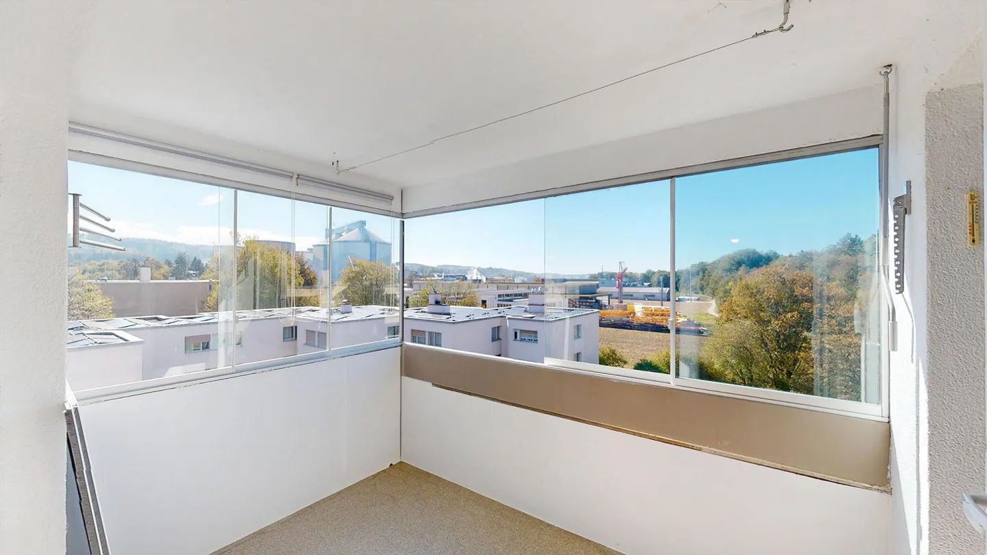 Freshly renovated & bright - Photo 9 of 10