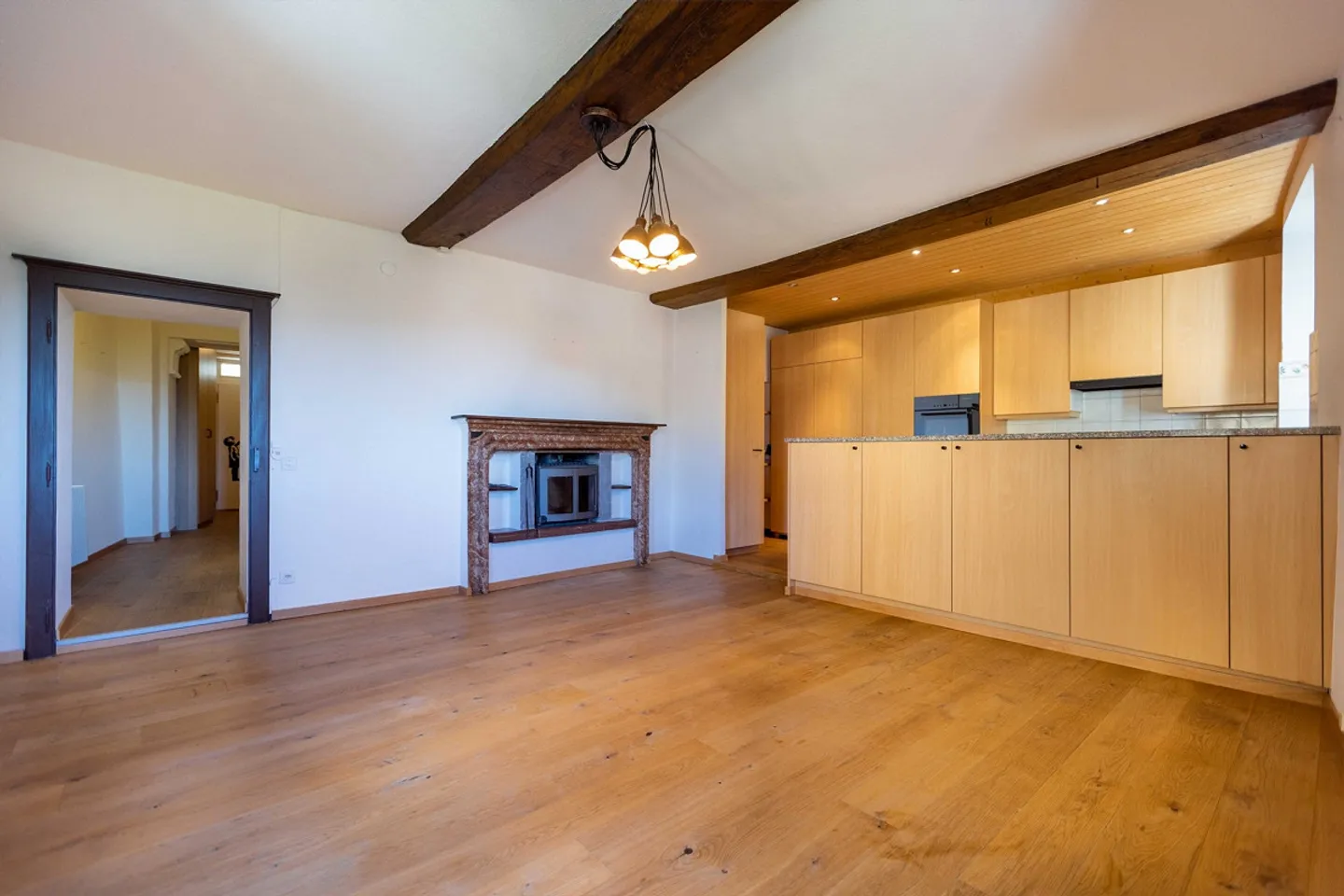 Large core house with 7 rooms renovated in Aranno - Photo 2 of 9