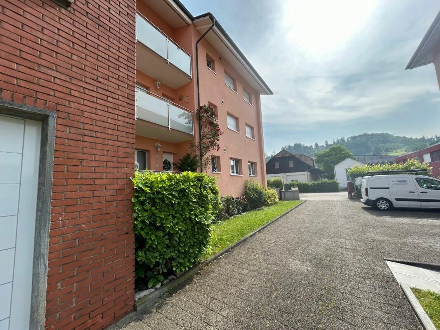 Ampio appartamento di 5,5 stanze direttamente al confine con Frenkendorf - Foto 3 di 13