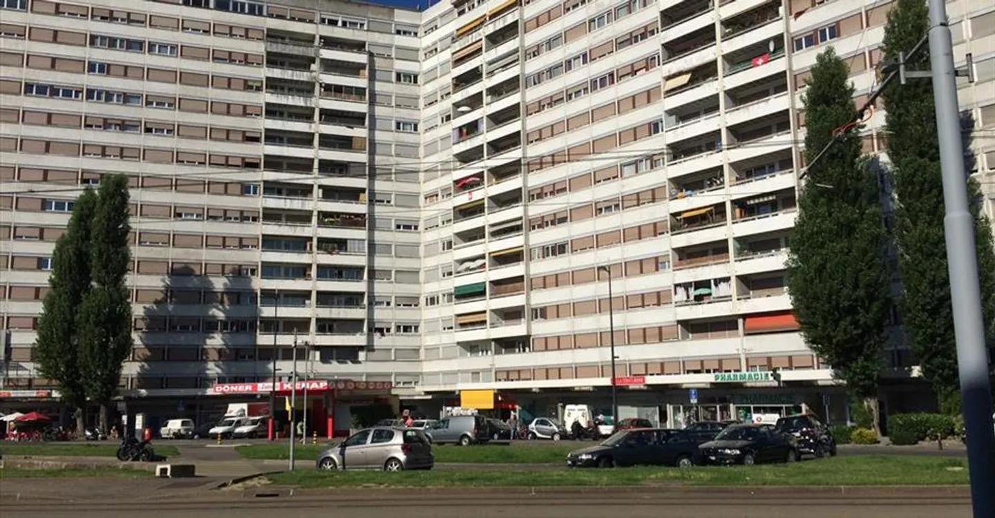 Mixed-use building for rent - Photo 1 of 2