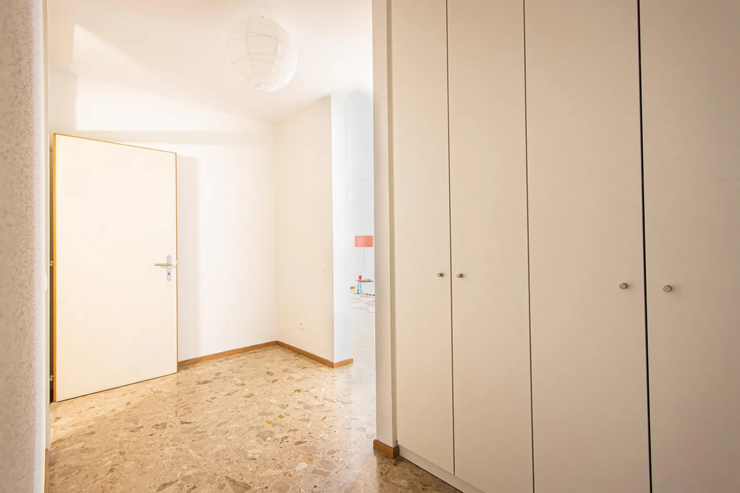 Gebäude, das im Grünen liegt - Foto 2 von 10