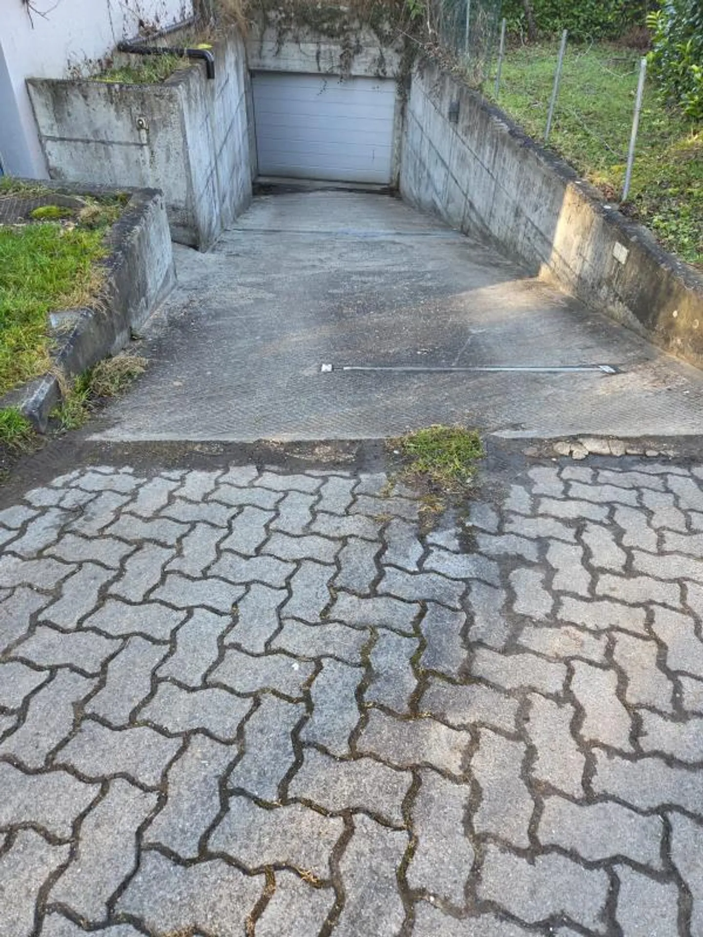 Sichere Parkplätze in Bottmingen - Foto 2 von 5