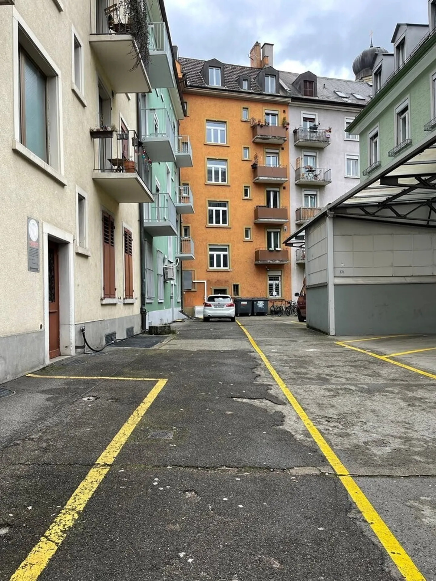 Place de parking extérieur à 8005 Zurich - Limité jusqu'au 31.12.2026 - Photo 1 sur 1