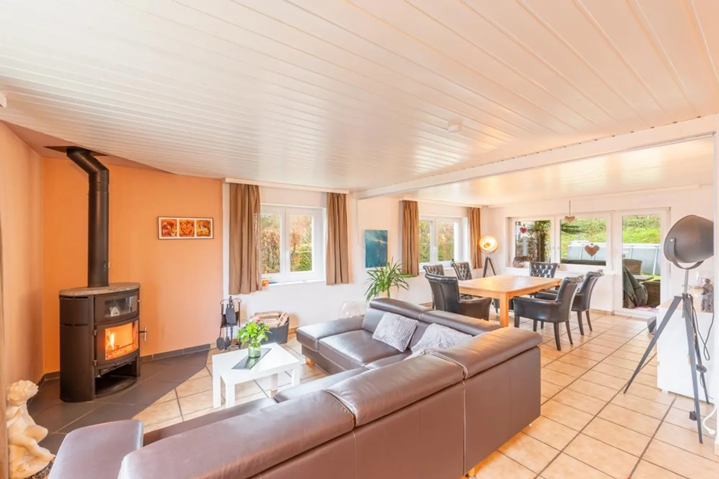 Family happiness with cozy garden - Photo 2 of 7