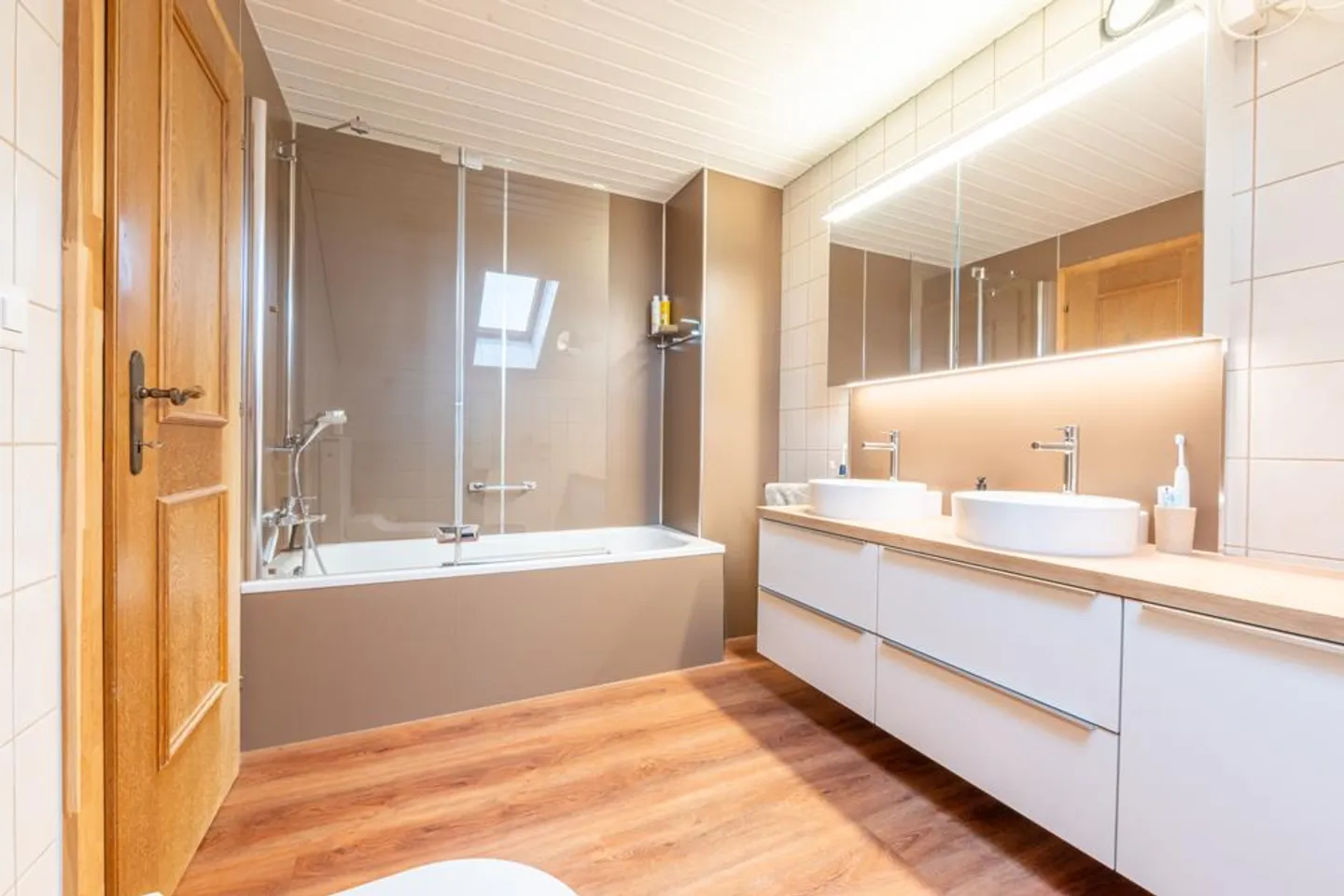 Family happiness with cozy garden - Photo 5 of 7