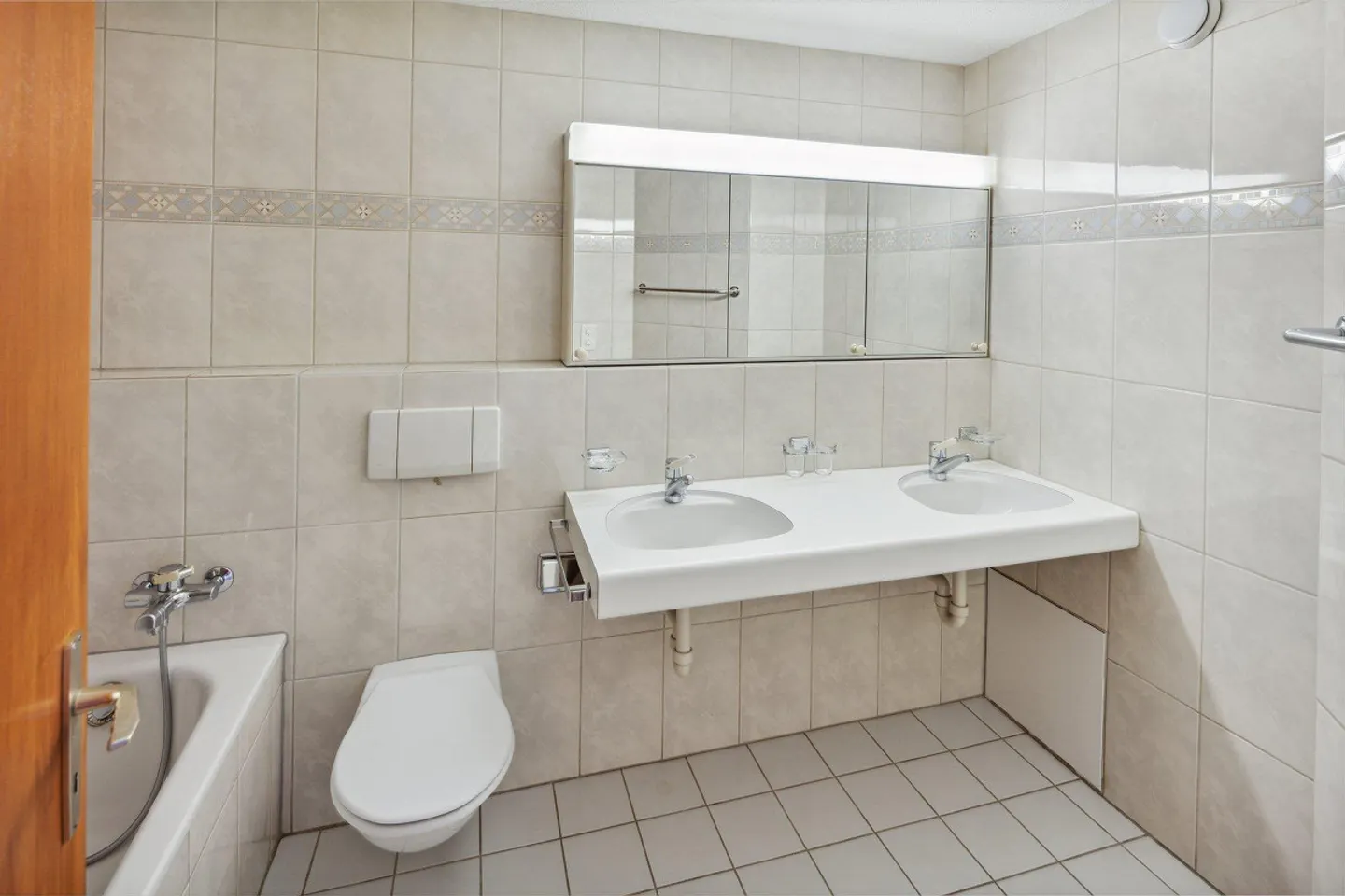 Spacious Family Apartment - Photo 3 of 7