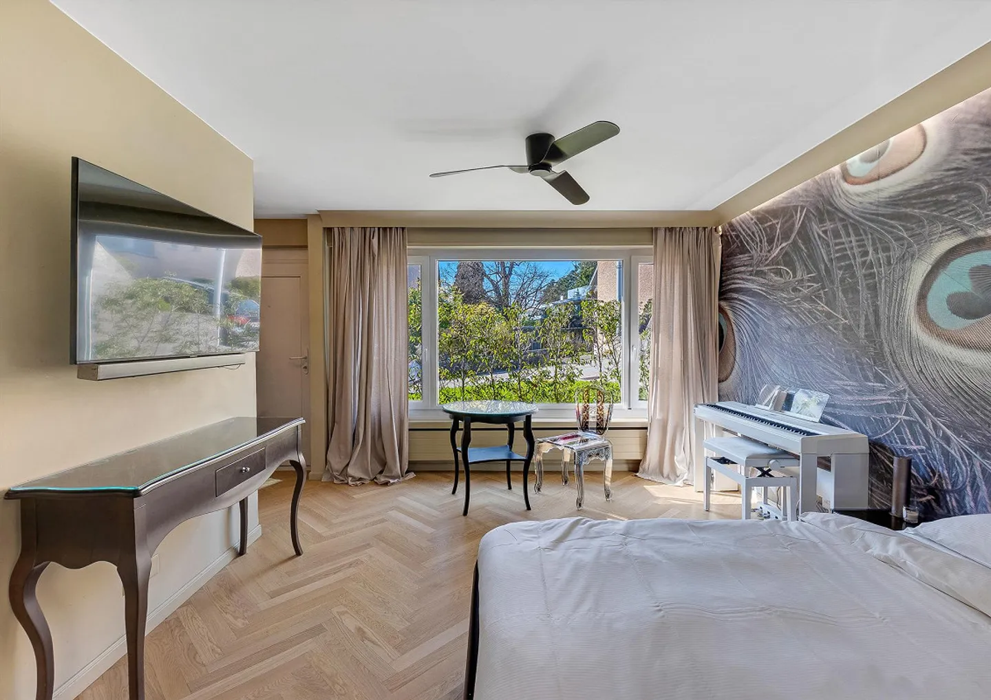 Stylish Refuge in the Desirable Zürichberg - Photo 2 of 4