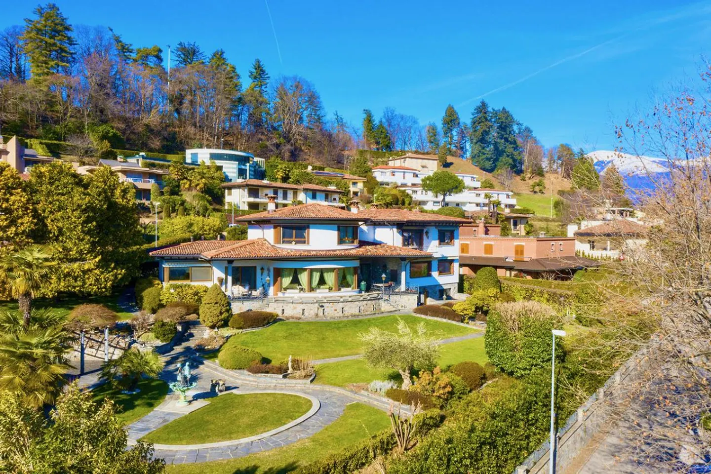 Elegante Villa mit Seeblick - Foto 2 von 14