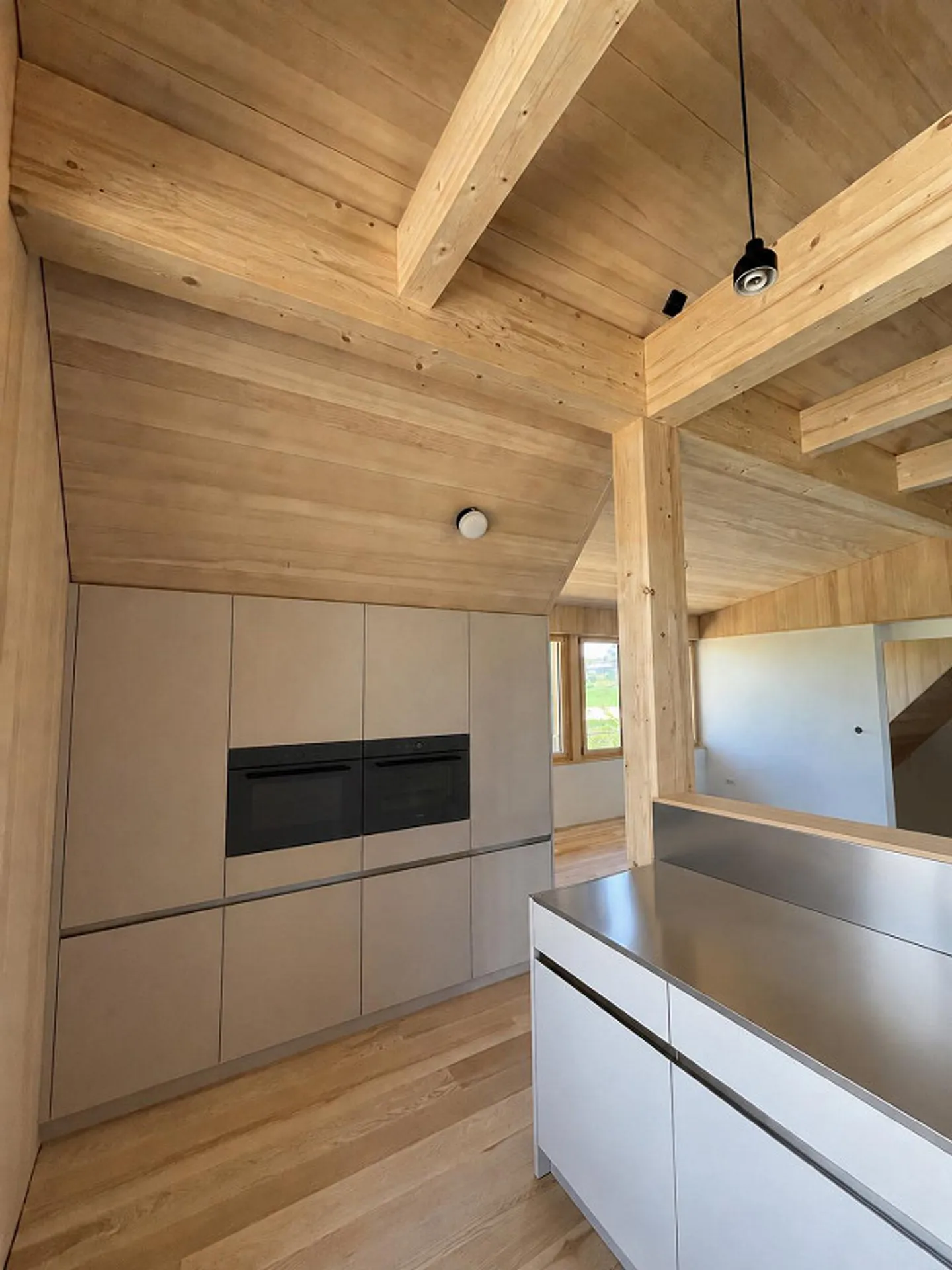 Appartement mansardé unique avec entrée privée et jardin de 180 m² - Photo 2 sur 11