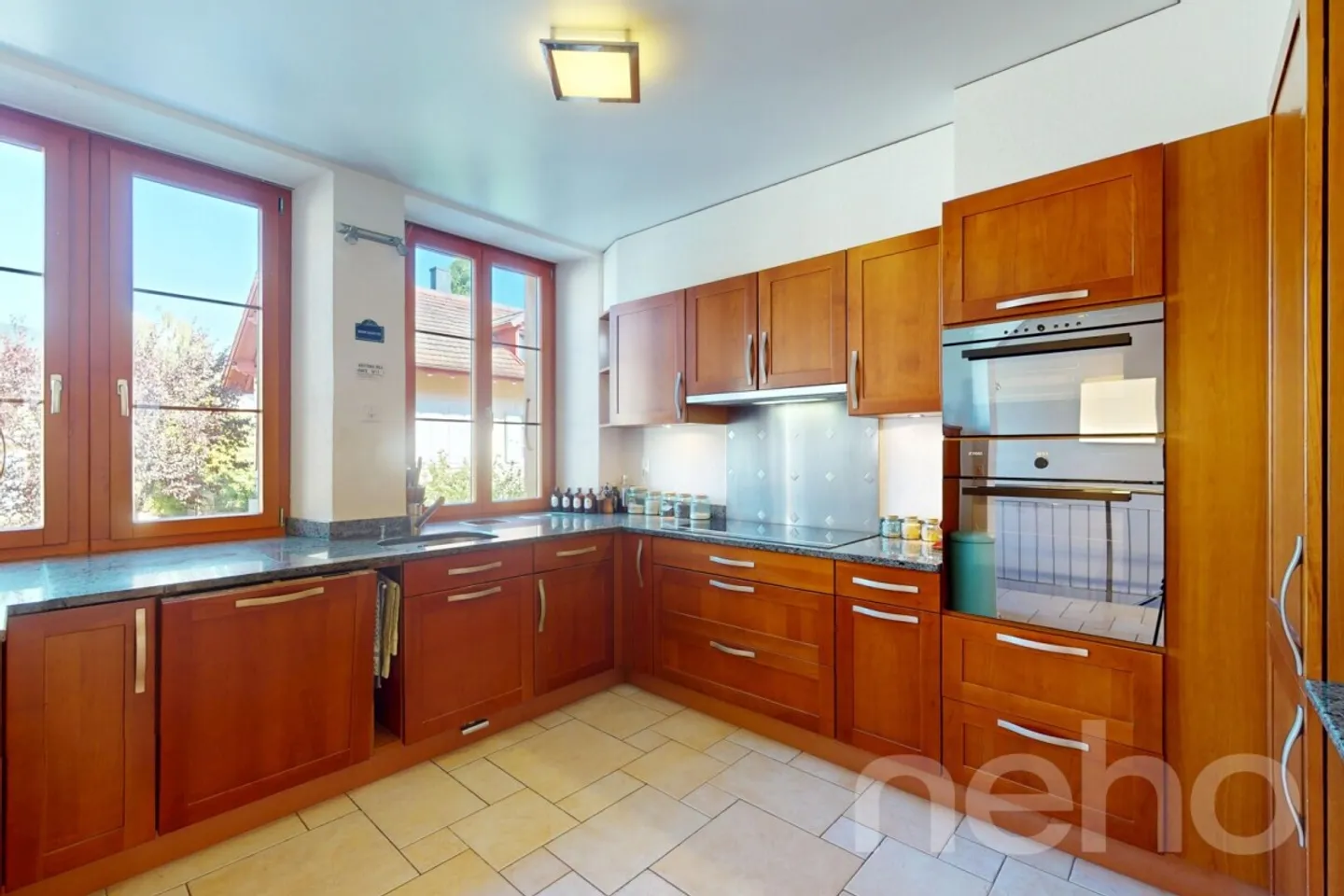 Casa a schiera ristrutturata con cortile nel cuore di Colombier - Foto 5 di 12