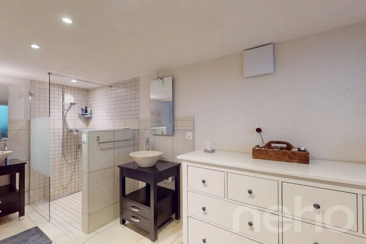 Casa a schiera ristrutturata con cortile nel cuore di Colombier - Foto 9 di 12