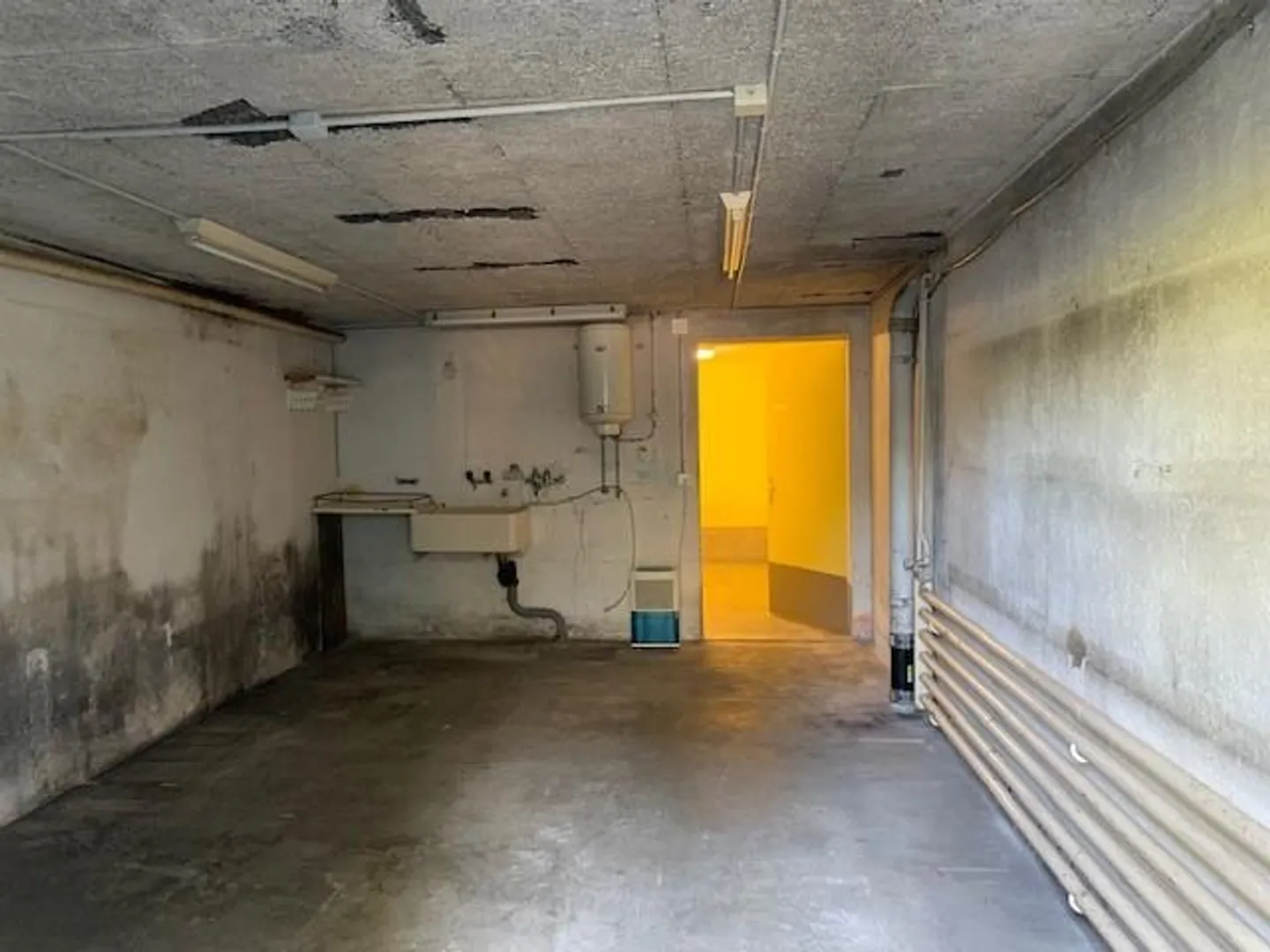 Geräumige Lagerräume mit Garage - Foto 4 von 9