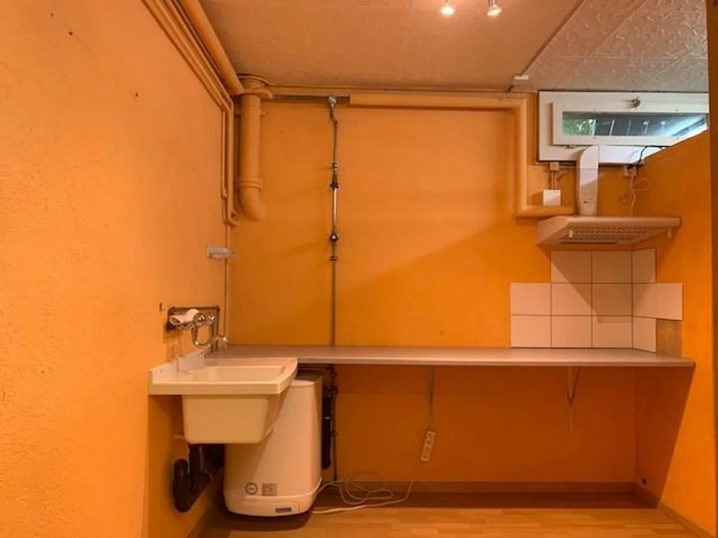 Geräumige Lagerräume mit Garage - Foto 7 von 9