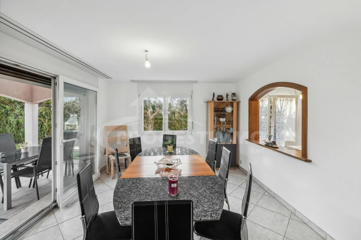 Charmante Familienvilla in einem Wohngebiet - Foto 4 von 11