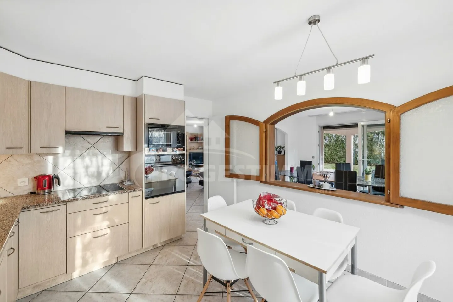 Charmante Familienvilla in einem Wohngebiet - Foto 3 von 11