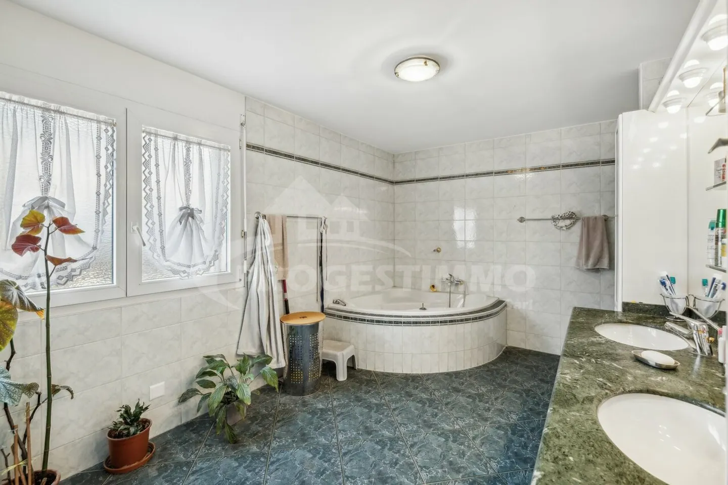 Charmante Familienvilla in einem Wohngebiet - Foto 7 von 11