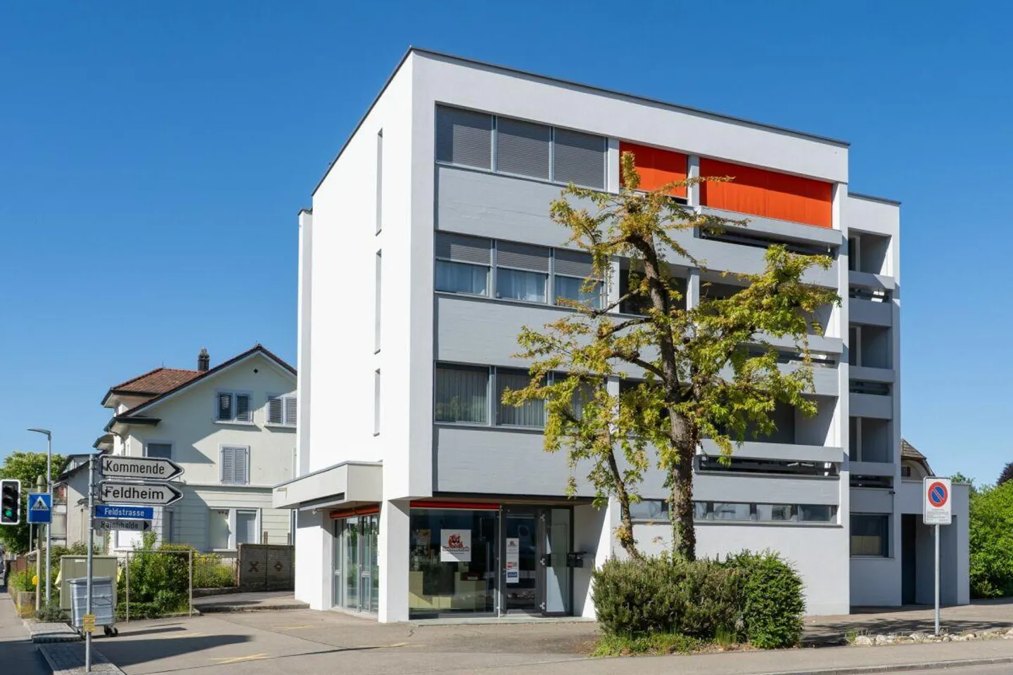 Edificio residenziale e commerciale con negozio/ufficio, cinque appartamenti e uno... - Foto 1 di 16