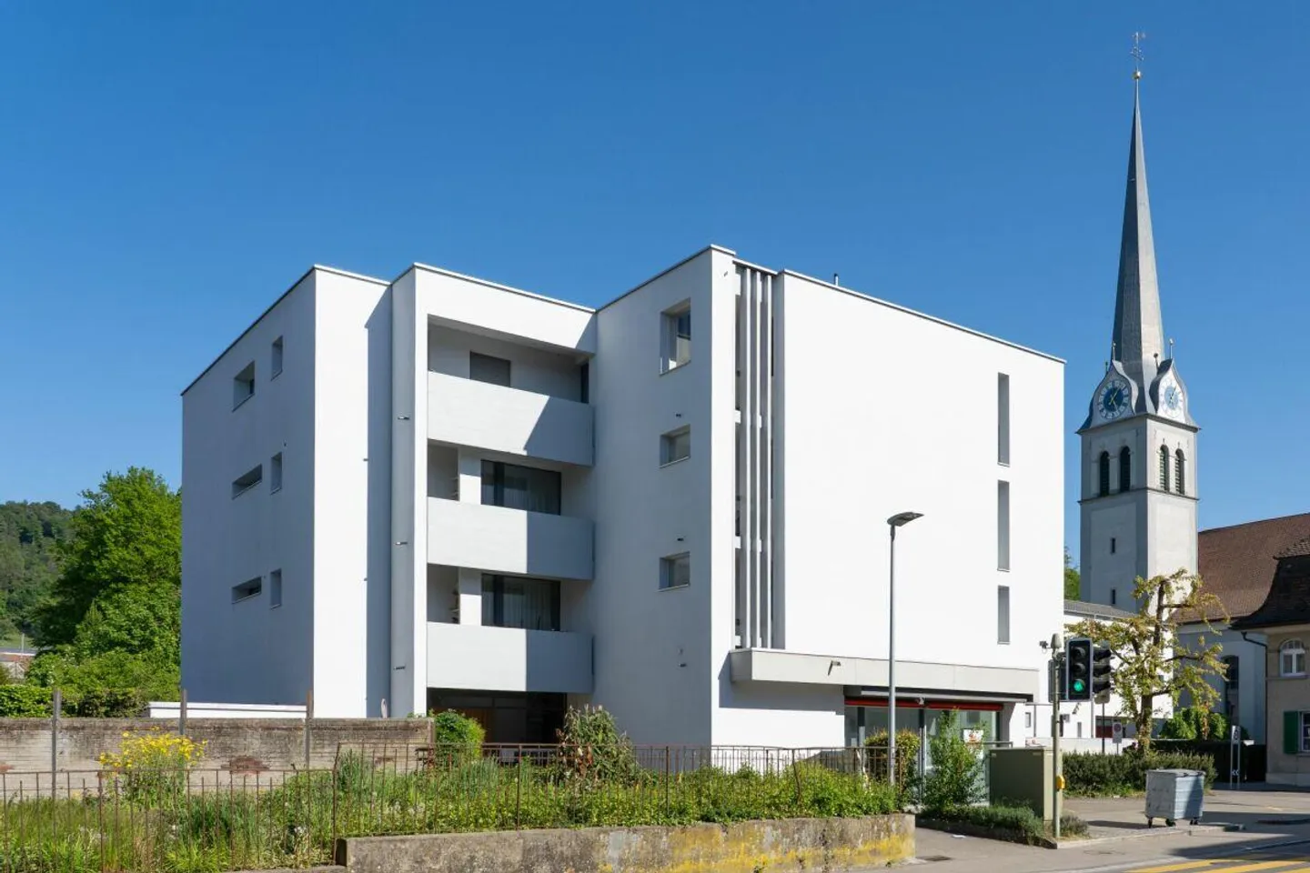 Edificio residenziale e commerciale con negozio/ufficio, cinque appartamenti e uno... - Foto 3 di 16