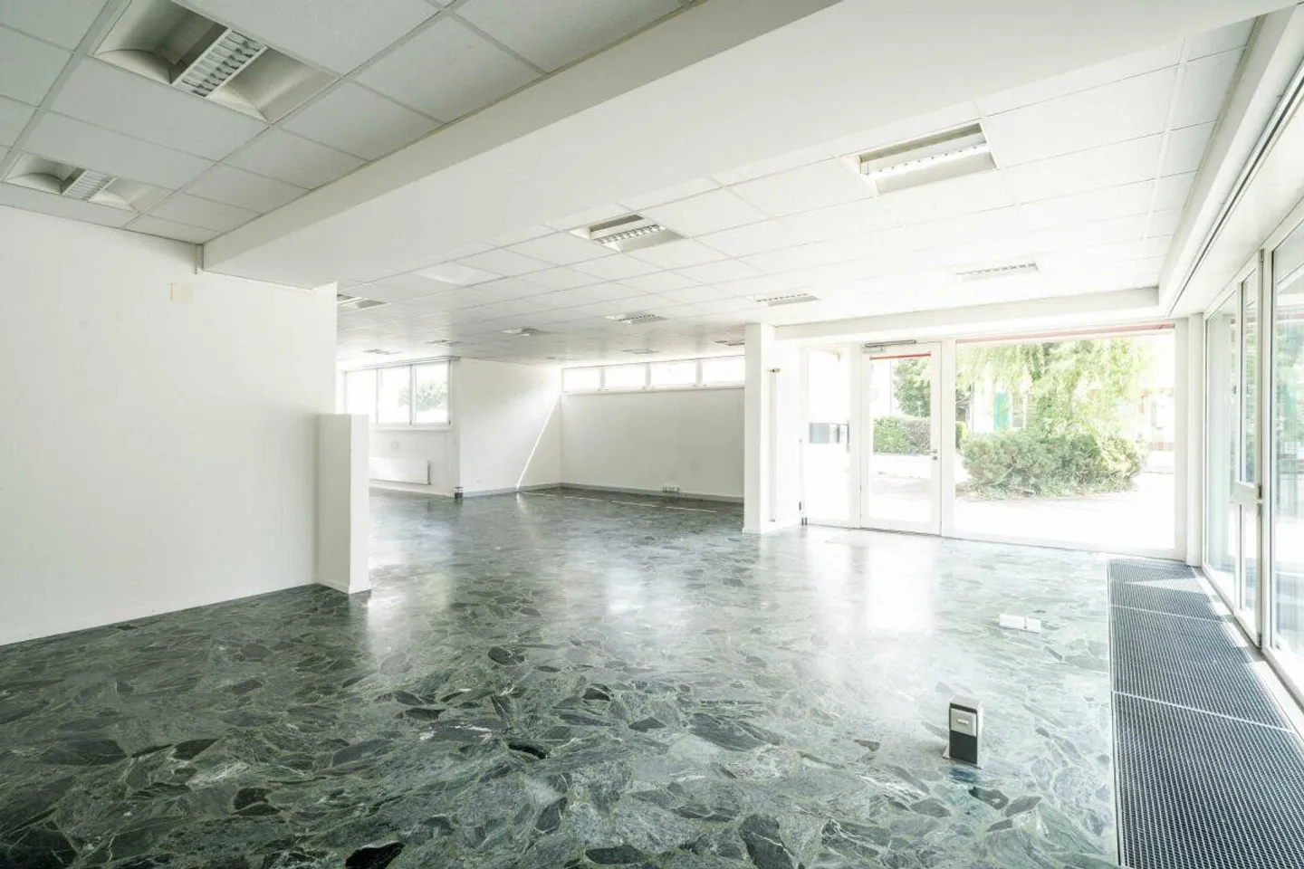 Edificio residenziale e commerciale con negozio/ufficio, cinque appartamenti e uno... - Foto 15 di 16