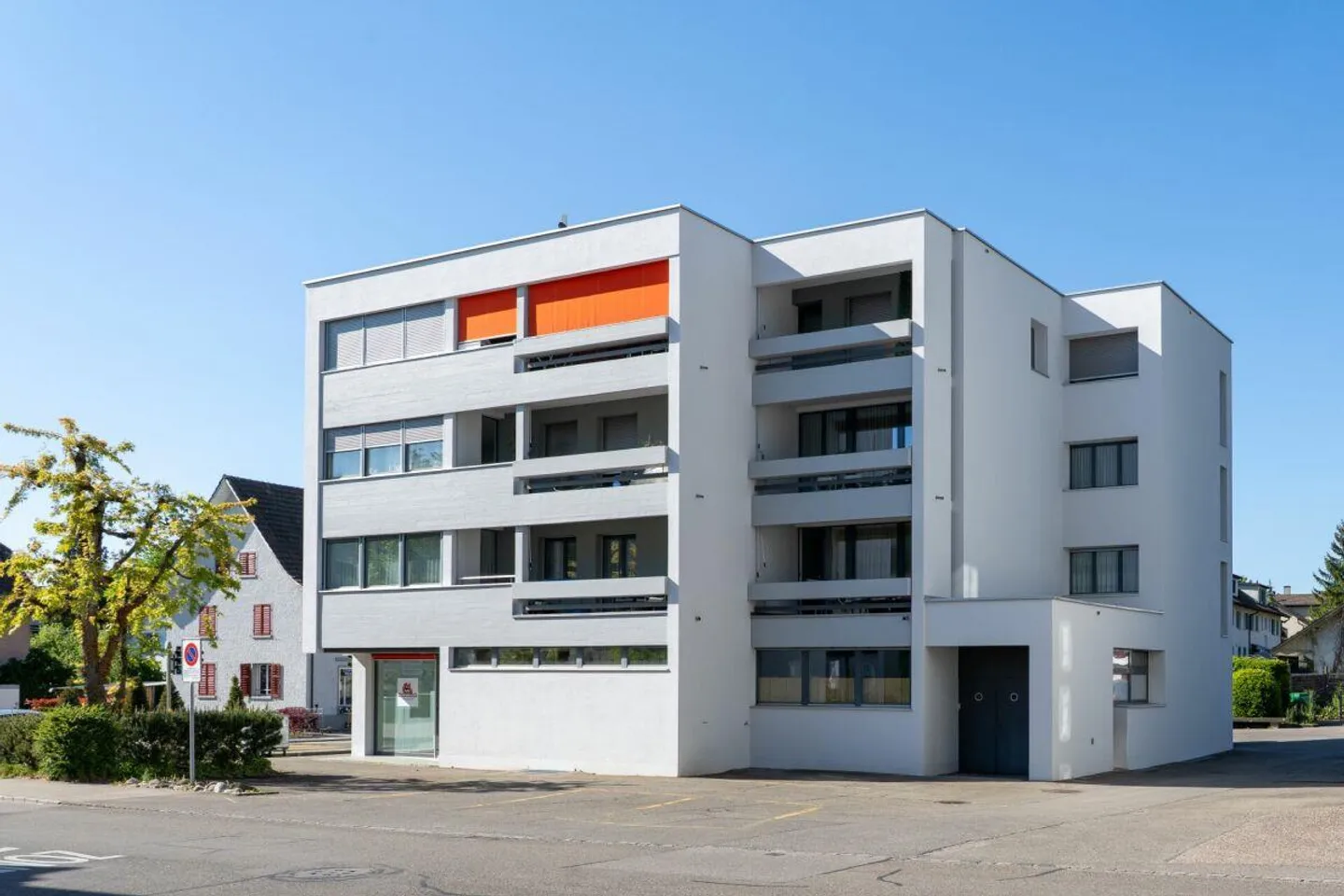 Edificio residenziale e commerciale con negozio/ufficio, cinque appartamenti e uno... - Foto 2 di 16