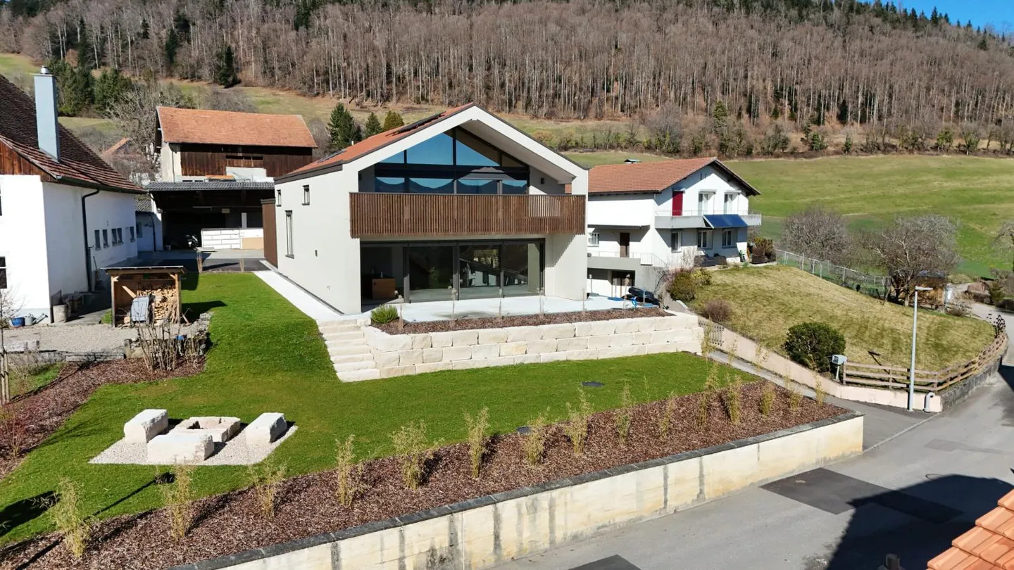 Geräumiges Familienhaus in Montavon - Foto 2 von 13