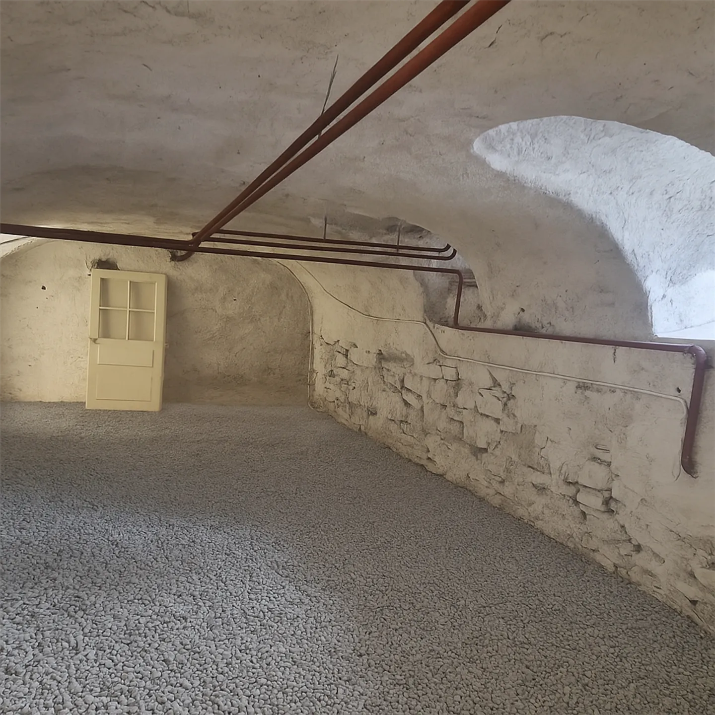 Spacious cellar for rent - Photo 2 of 2