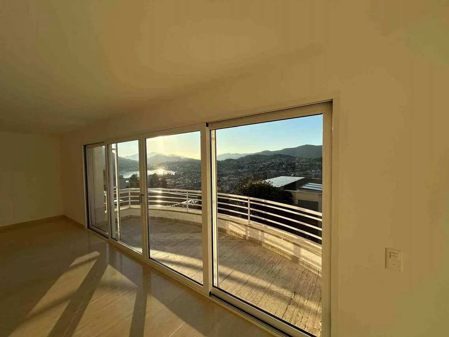 Villa ensoleillée avec vue sur le lac Whirlpool 5.5 pièces, 190 m² - Photo 2 sur 26