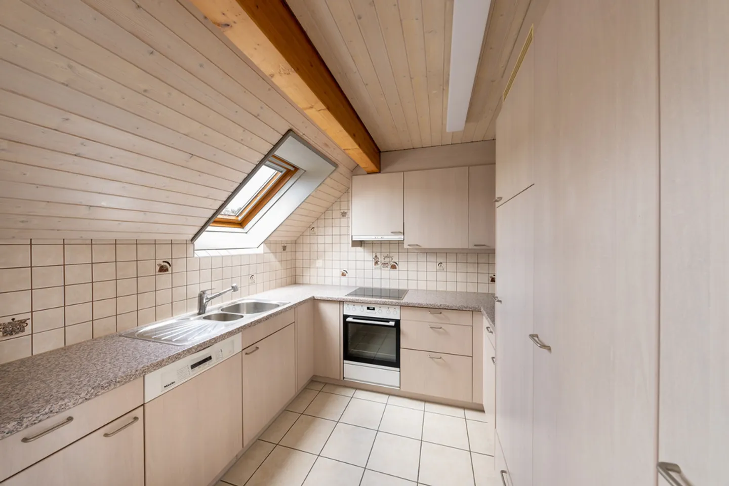 Spacious Apartment with a View - Photo 3 of 9