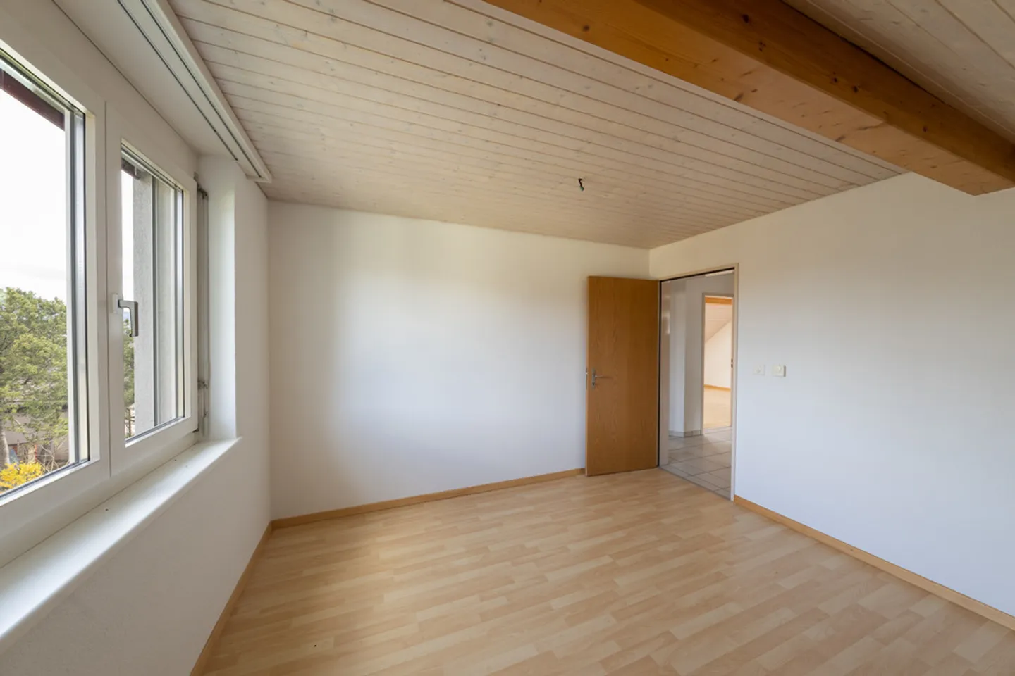 Spacious Apartment with a View - Photo 4 of 9