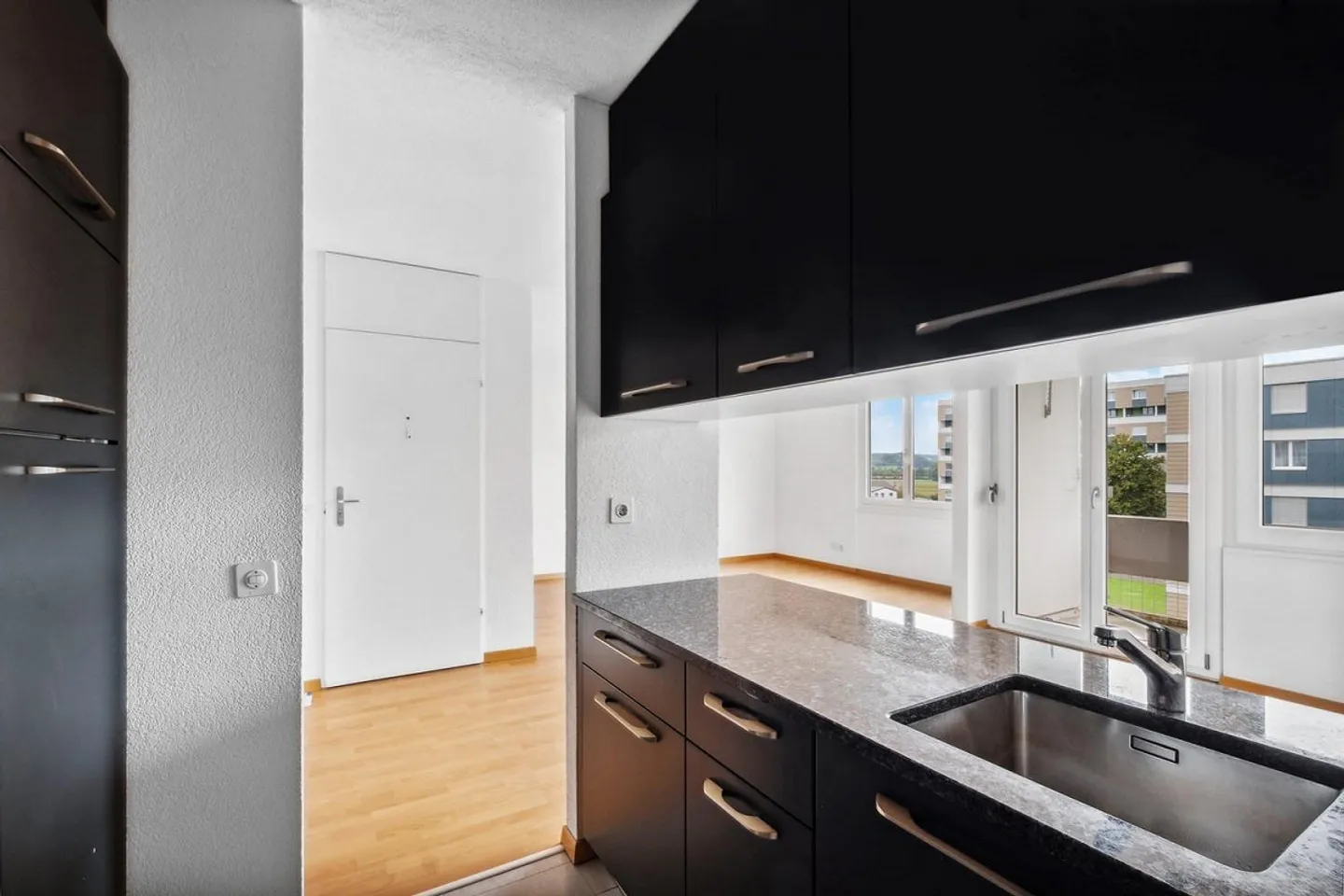 Bright 3.5-room apartment on the 5th floor with beautiful views - Photo 8 of 13