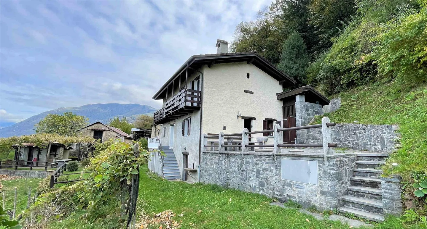 Sehr gut renoviertes rustikales Haus mit atemberaubendem Panoramablick - Foto 1 von 13