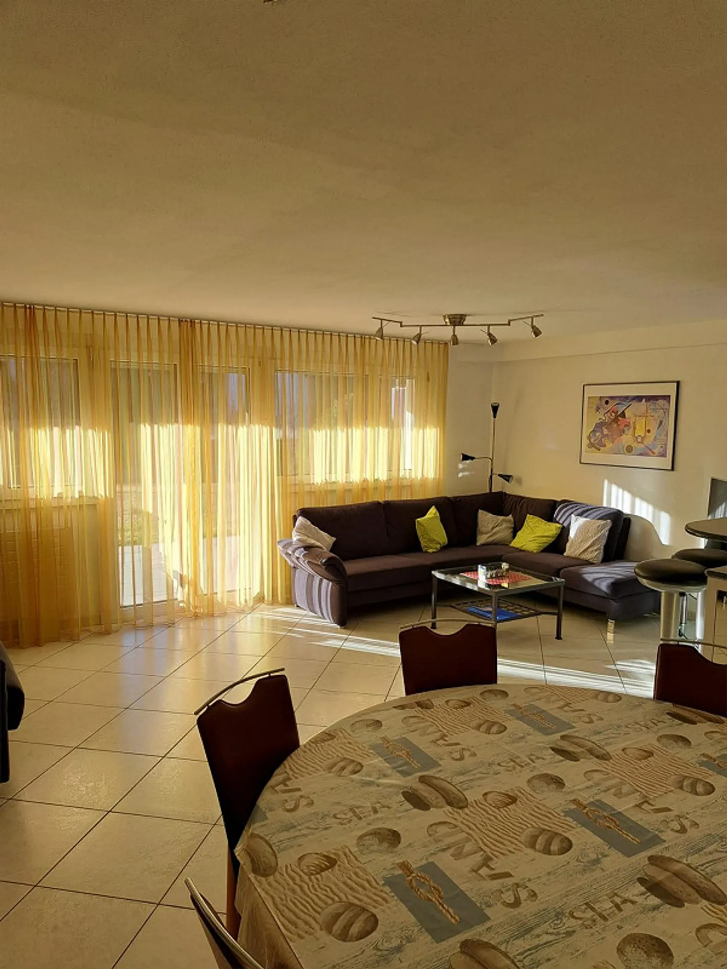 Zu vermieten 2.5Zi-Whg. im Winter-u. Wandergebiet im Kt. GR - Foto 1 von 8