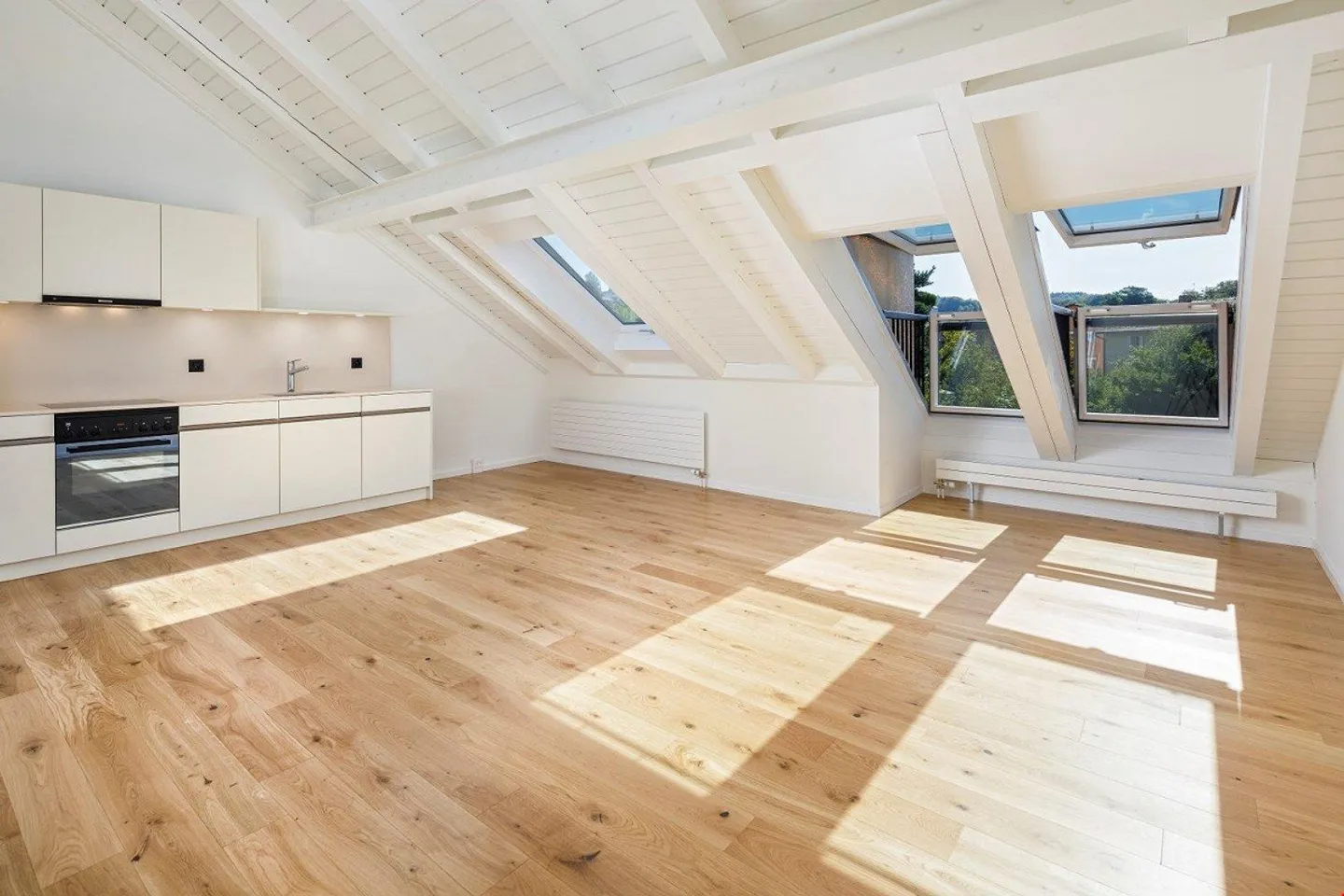Modern 2½-room attic apartment with plenty of light and charm in Worb - Photo 1 of 9