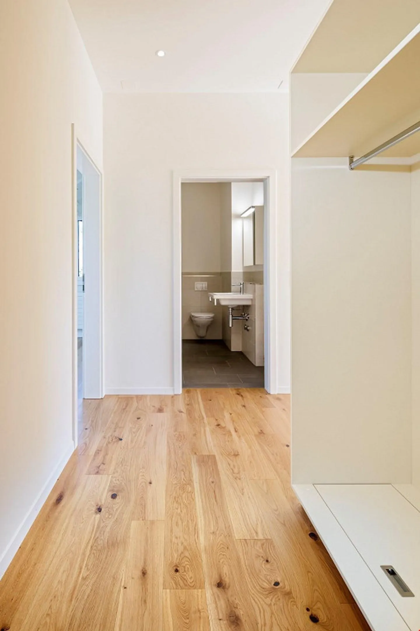 Modern 2½-room attic apartment with plenty of light and charm in Worb - Photo 2 of 9