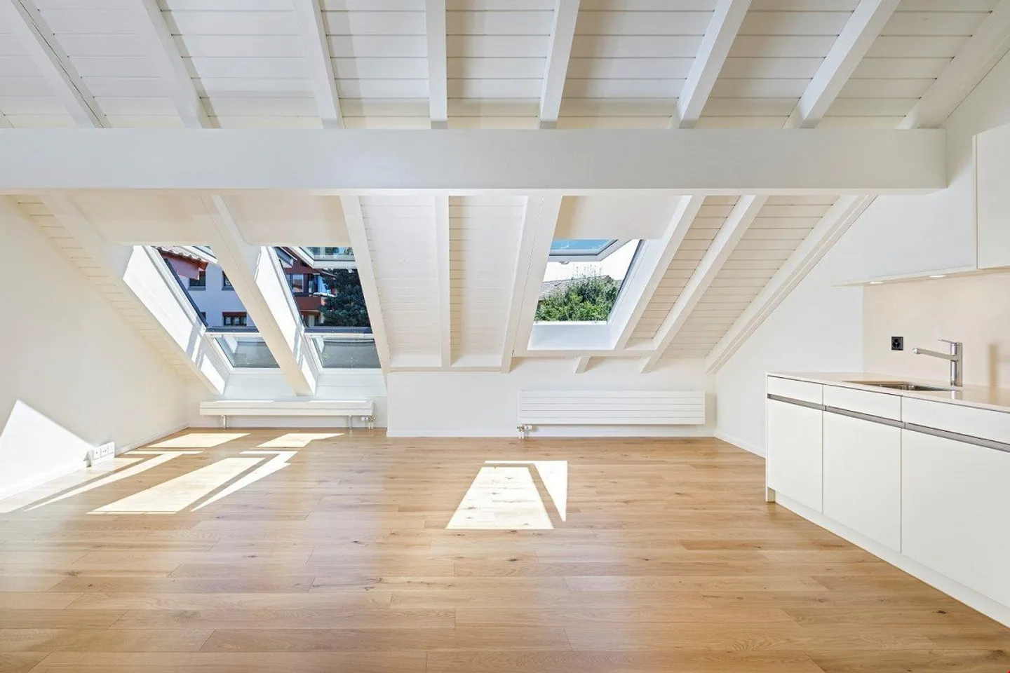 Modern 2½-room attic apartment with plenty of light and charm in Worb - Photo 5 of 9