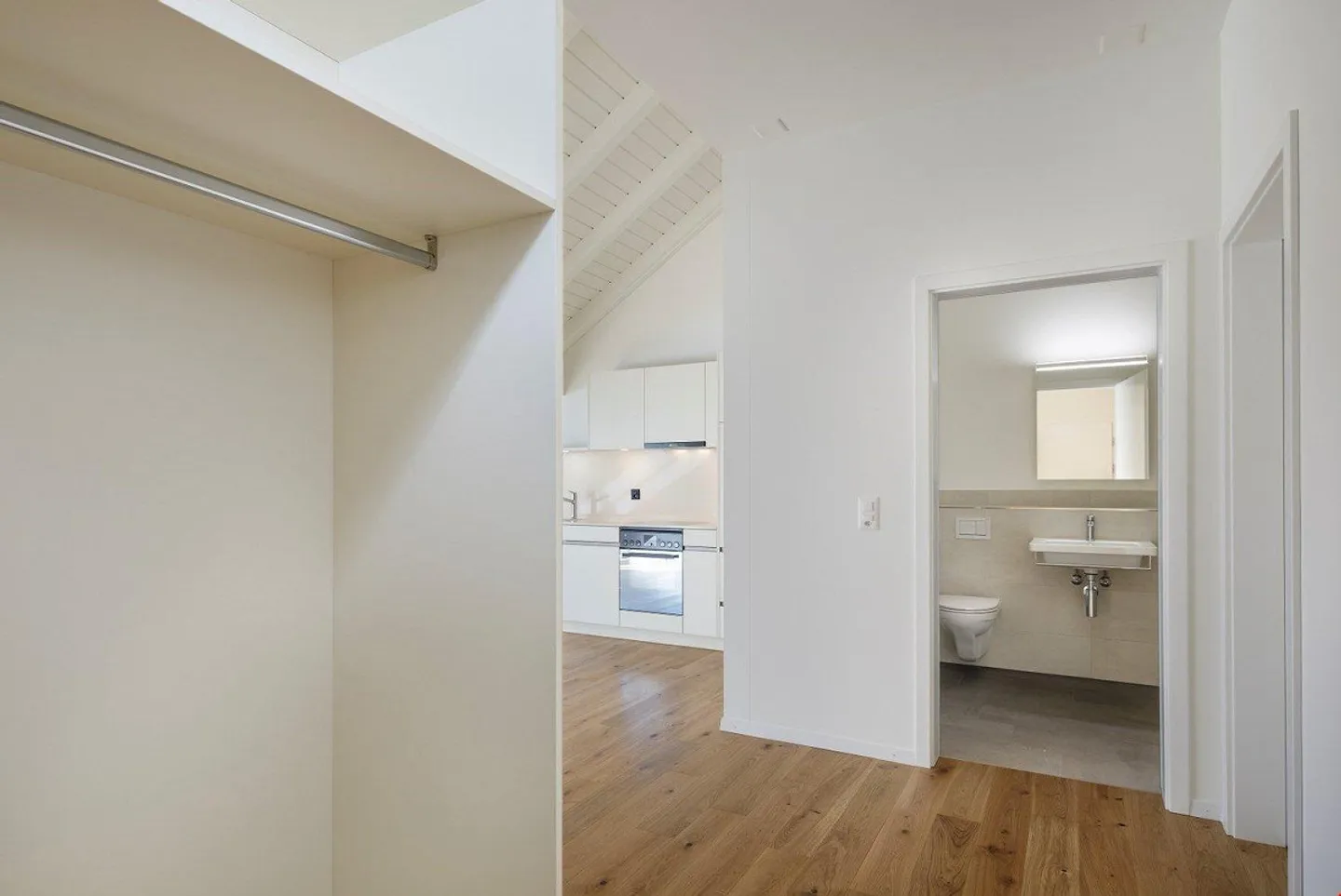 Modern 2½-room attic apartment with plenty of light and charm in Worb - Photo 6 of 9