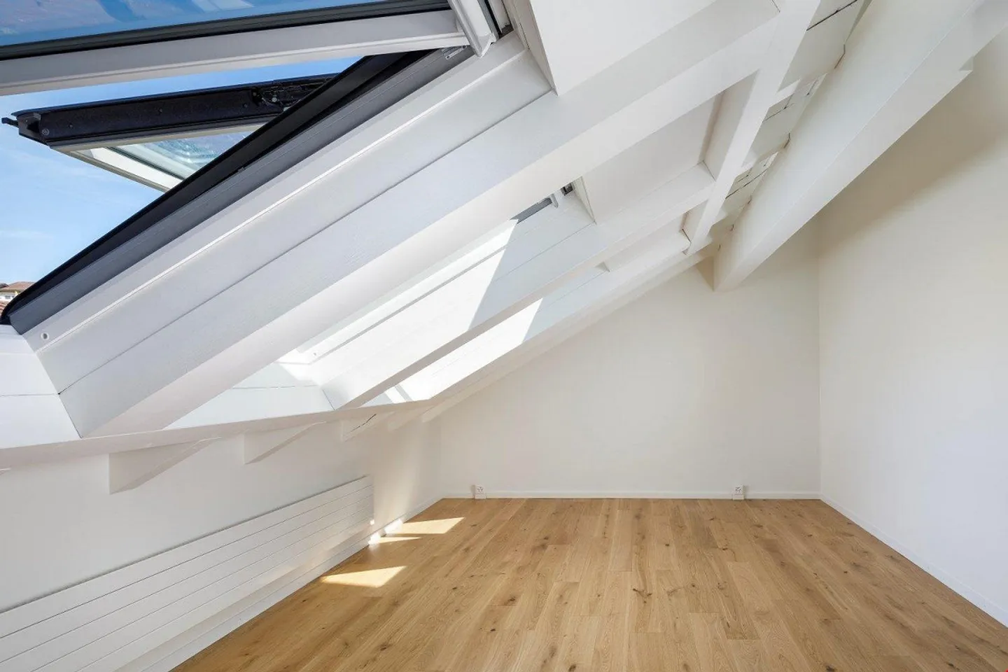 Modern 2½-room attic apartment with plenty of light and charm in Worb - Photo 7 of 9