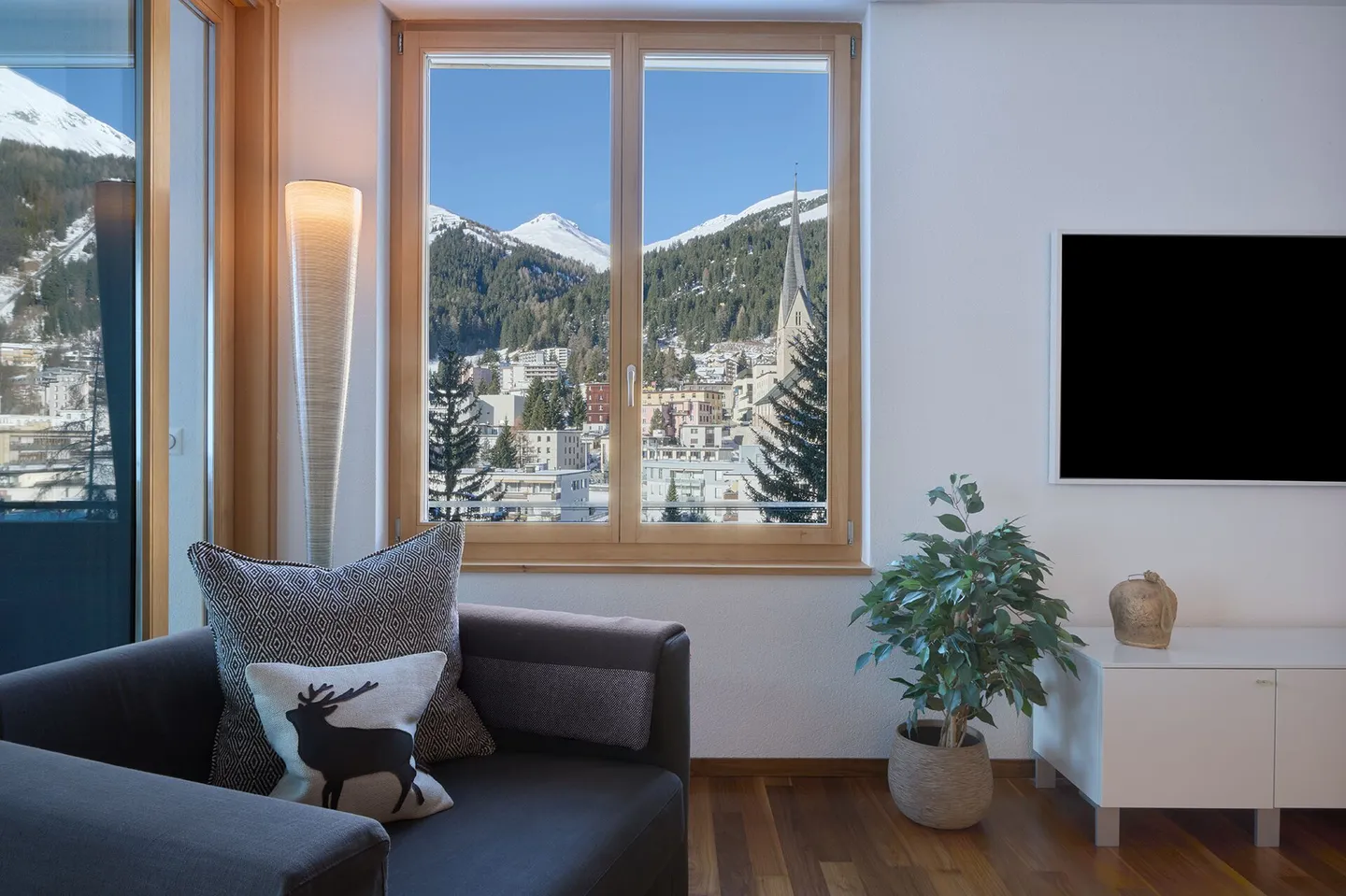4.5 Room Penthouse Apartment in the Center of Davos Platz - Photo 2 of 10
