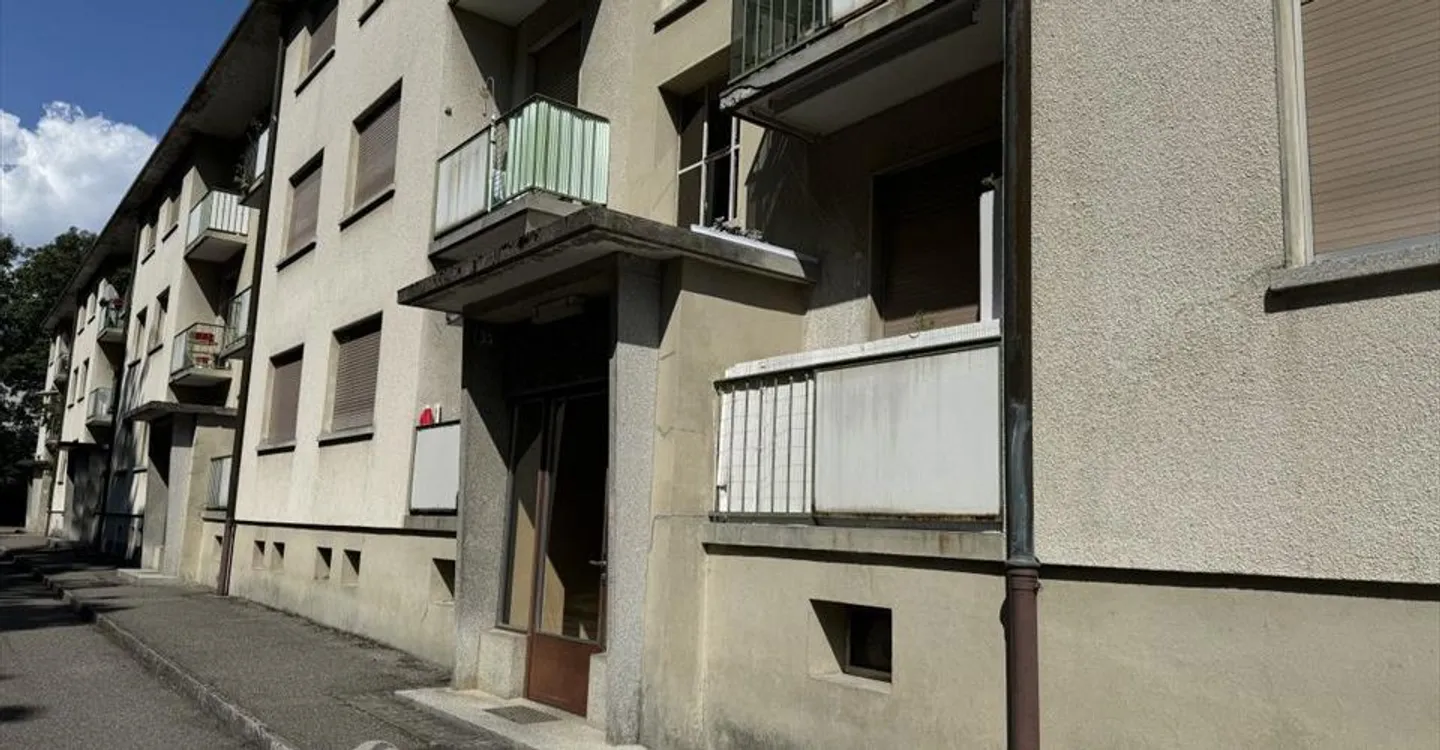 Mixed-use building for rent - Photo 2 of 2