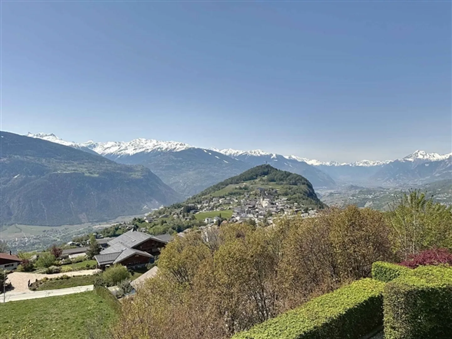 Beautiful chalet made of old wood with panoramic views - Photo 2 of 13