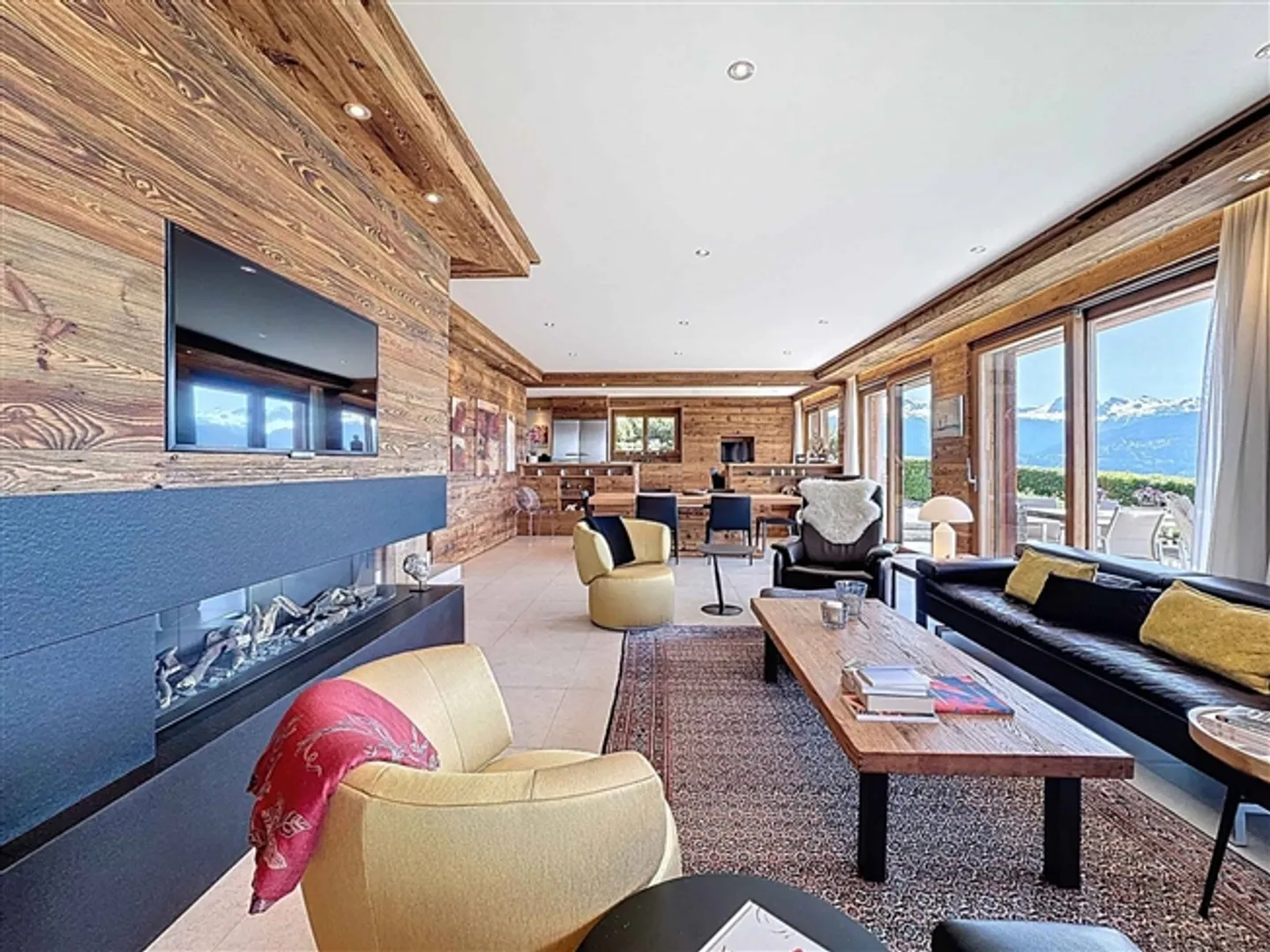 Beautiful chalet made of old wood with panoramic views - Photo 3 of 13