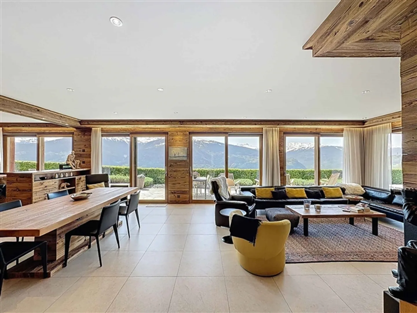 Beautiful chalet made of old wood with panoramic views - Photo 4 of 13